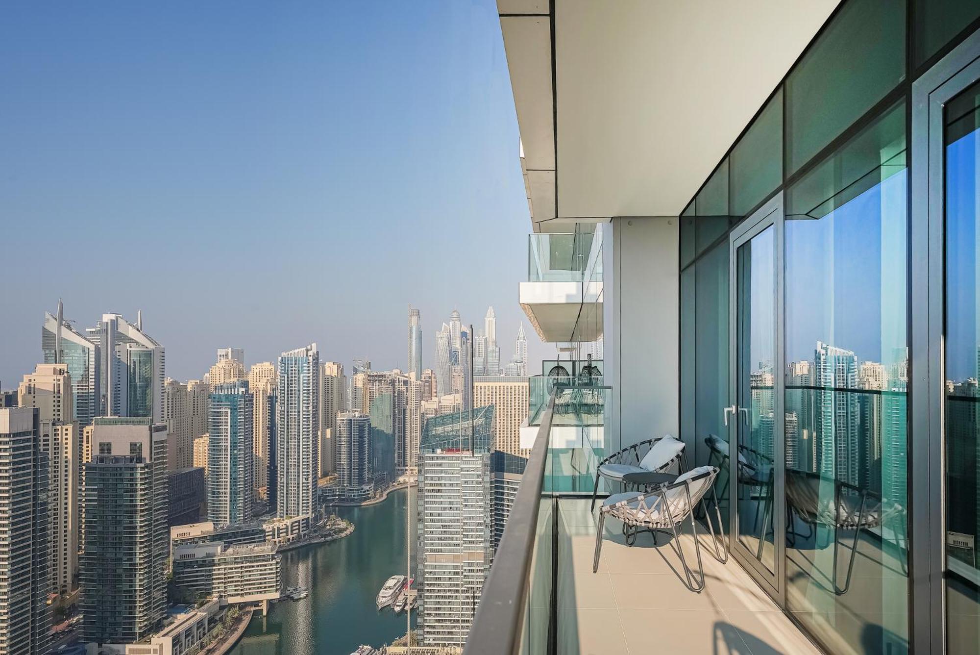 Modern 2br High Floor Haven In Vida Marina Apartamento