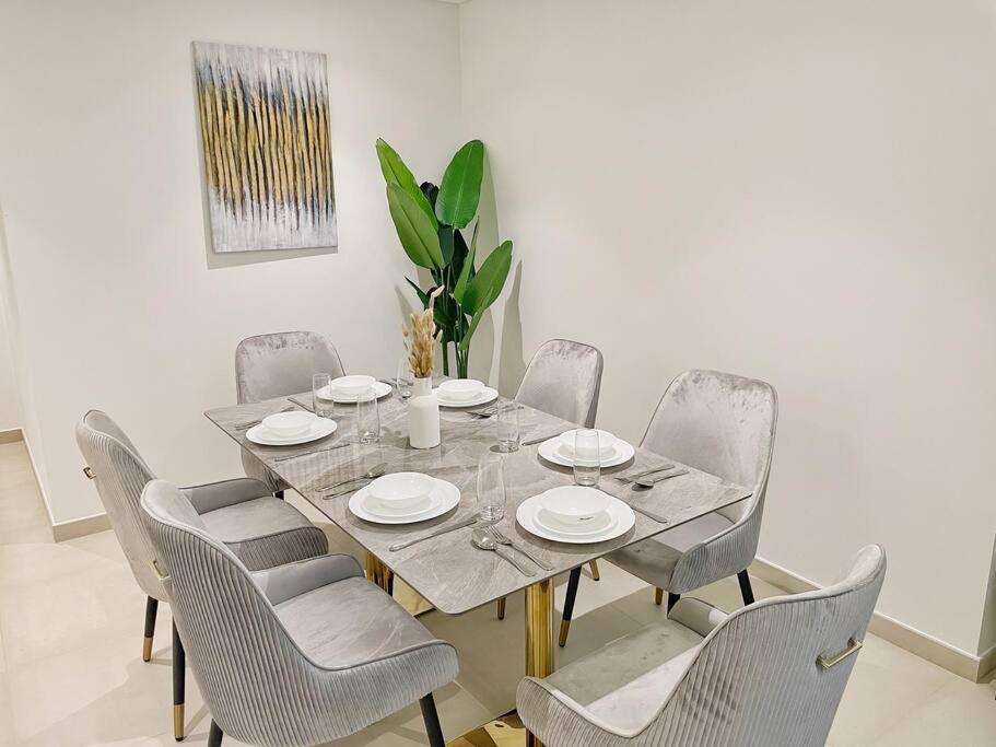 Downtown, Burj Khalifa Views, Mall Connected Apartment Dubai