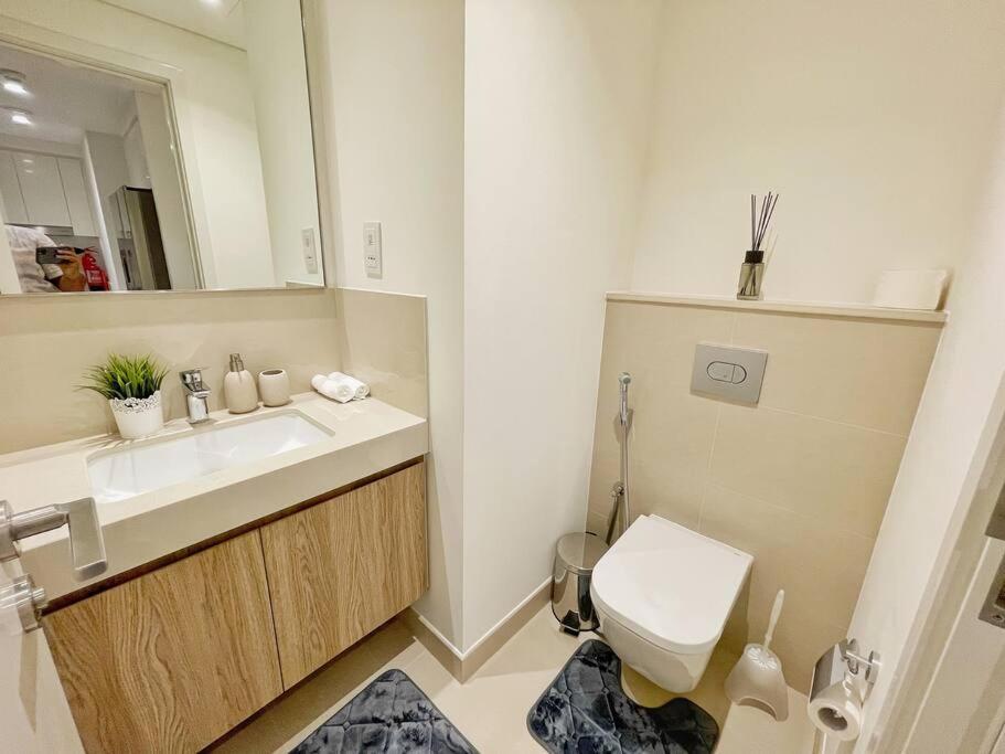 Apartment Downtown, Burj Khalifa Views, Mall Connected *