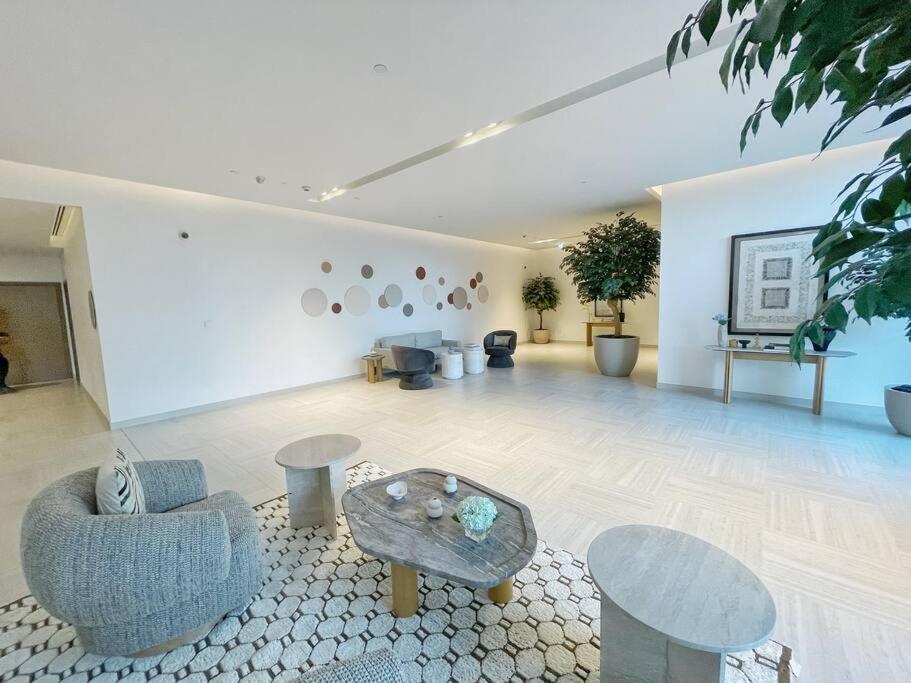 Downtown, Burj Khalifa Views, Mall Connected Apartment *