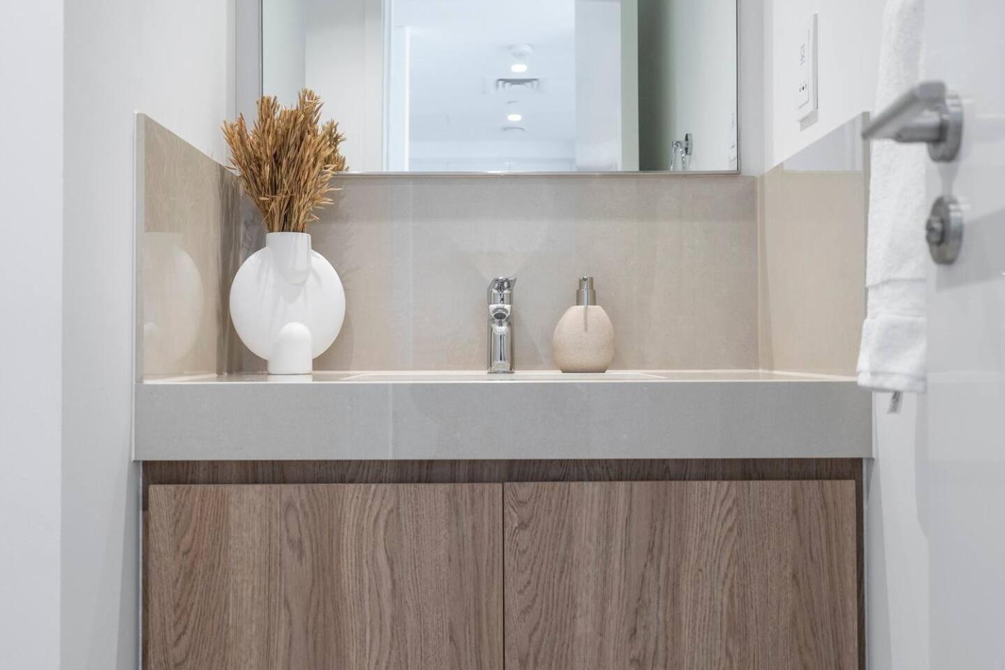 Stunning Views, Luxury By Chi Living Apartment *