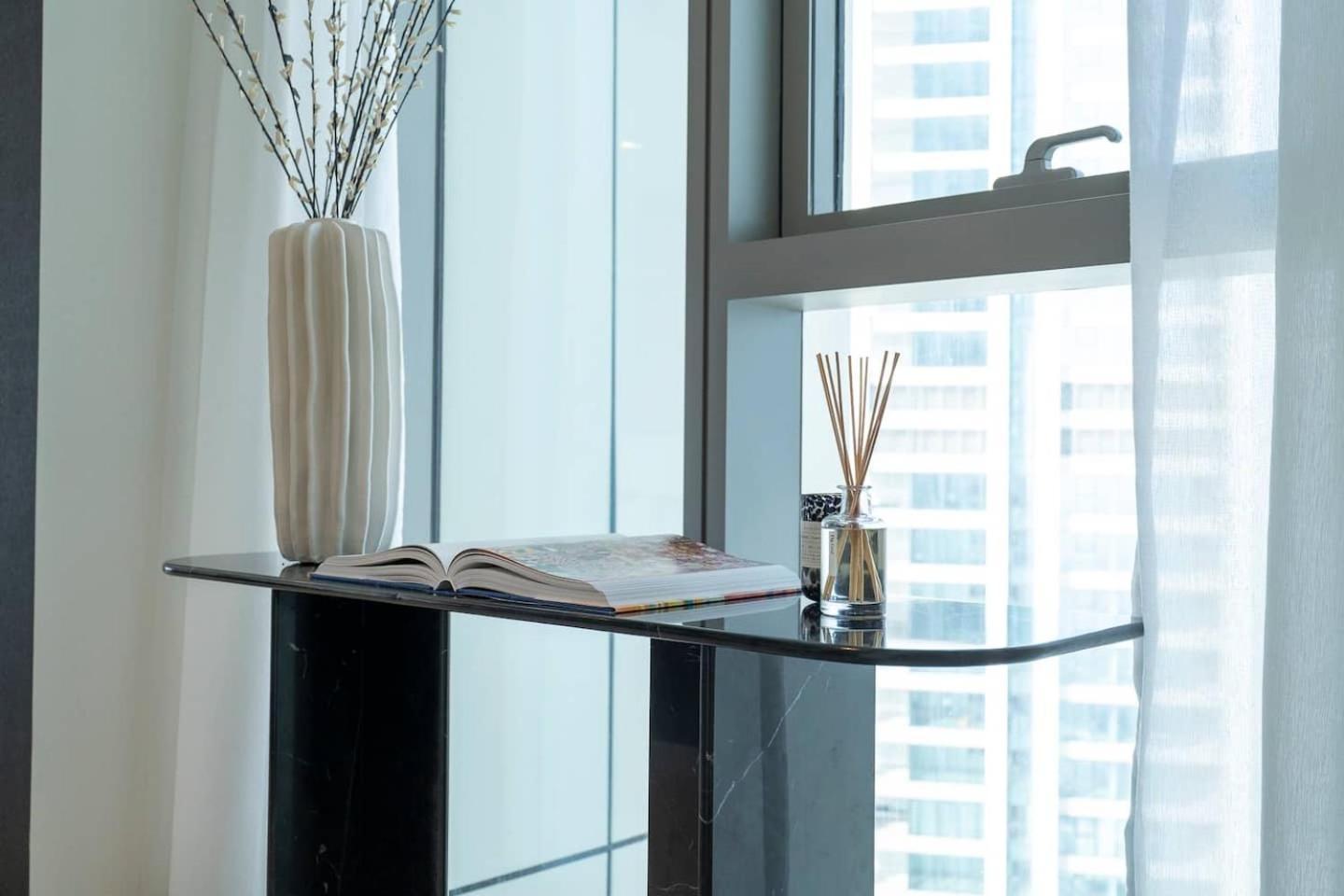 Stunning Views, Luxury By Chi Living Apartment