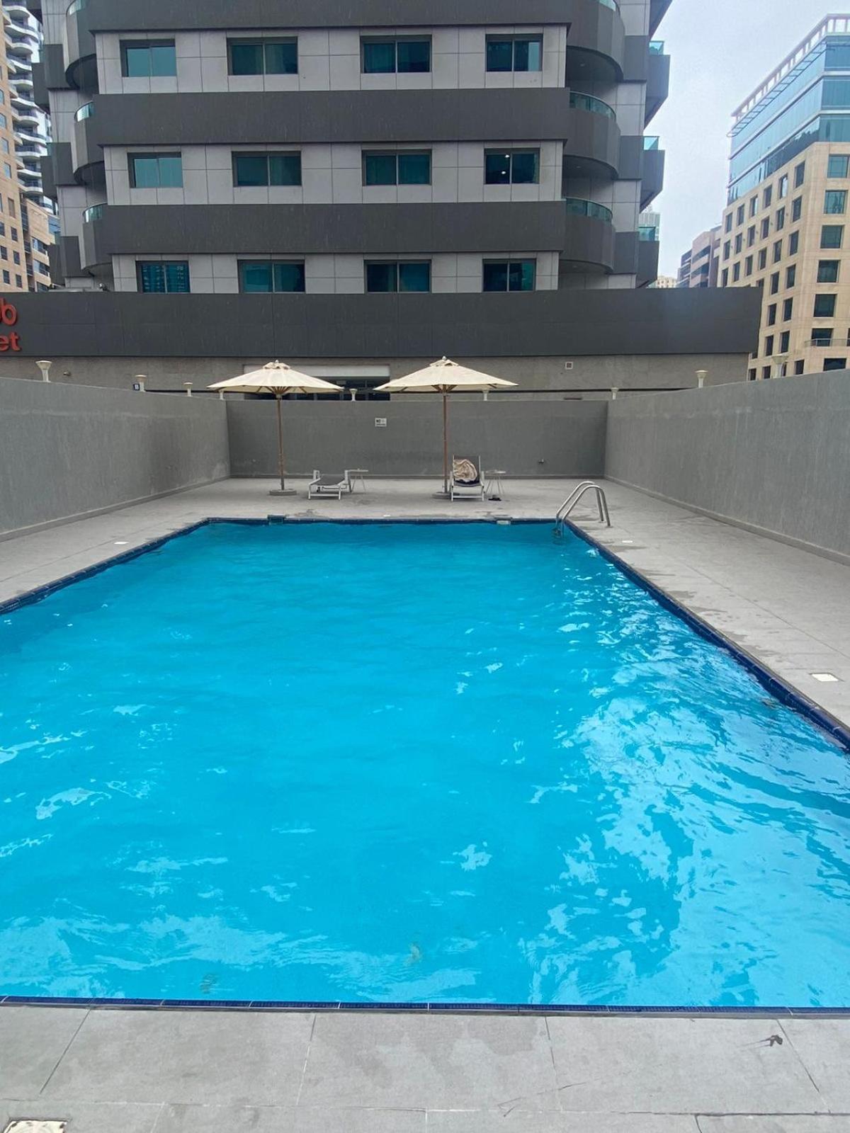 Spacious In Marina With Balcony *