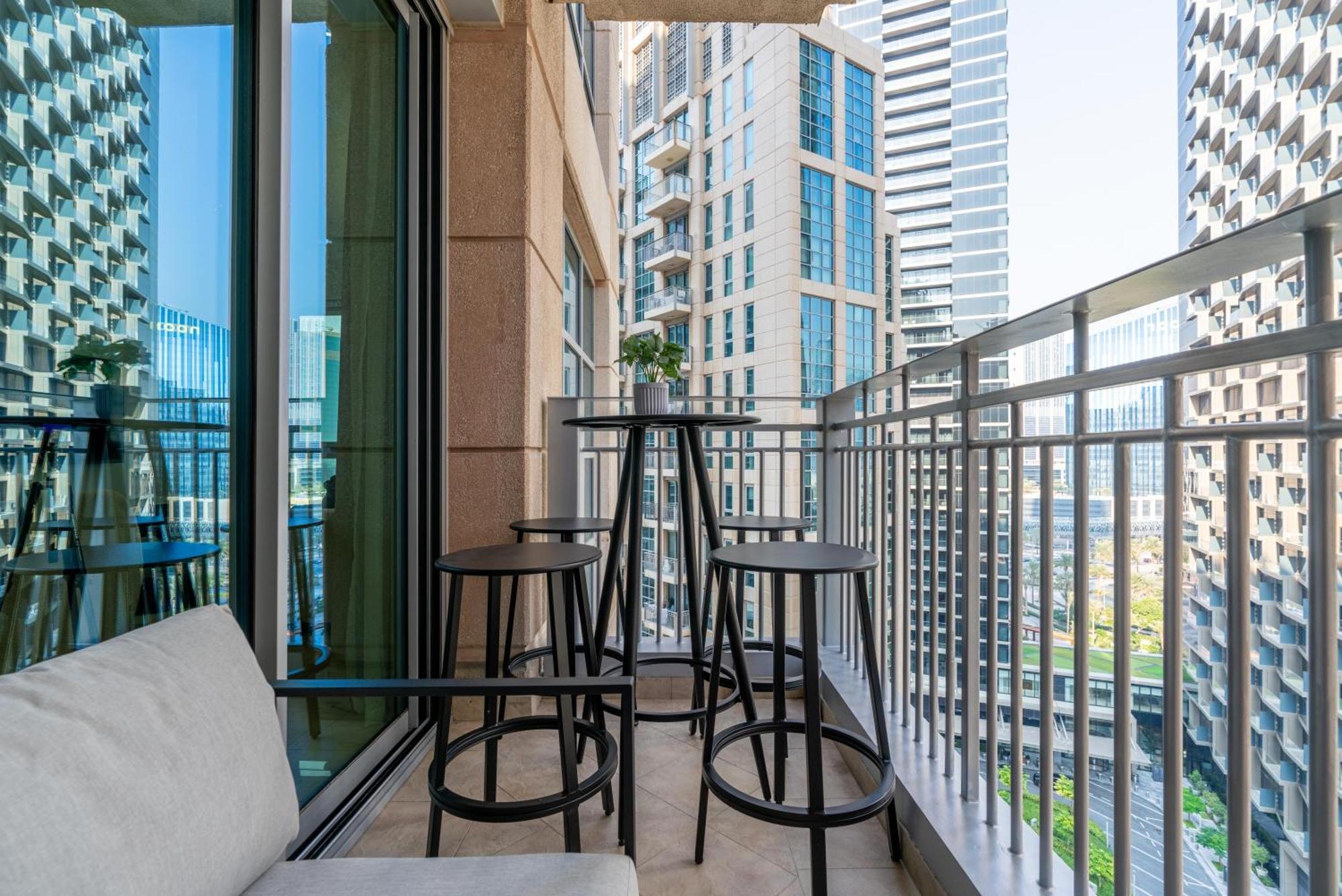 Daire Burj Khalifa Views / 5 Min Walk From Mall / Opera / Upgraded / Designer Choice / 8 People / The Location Dubai