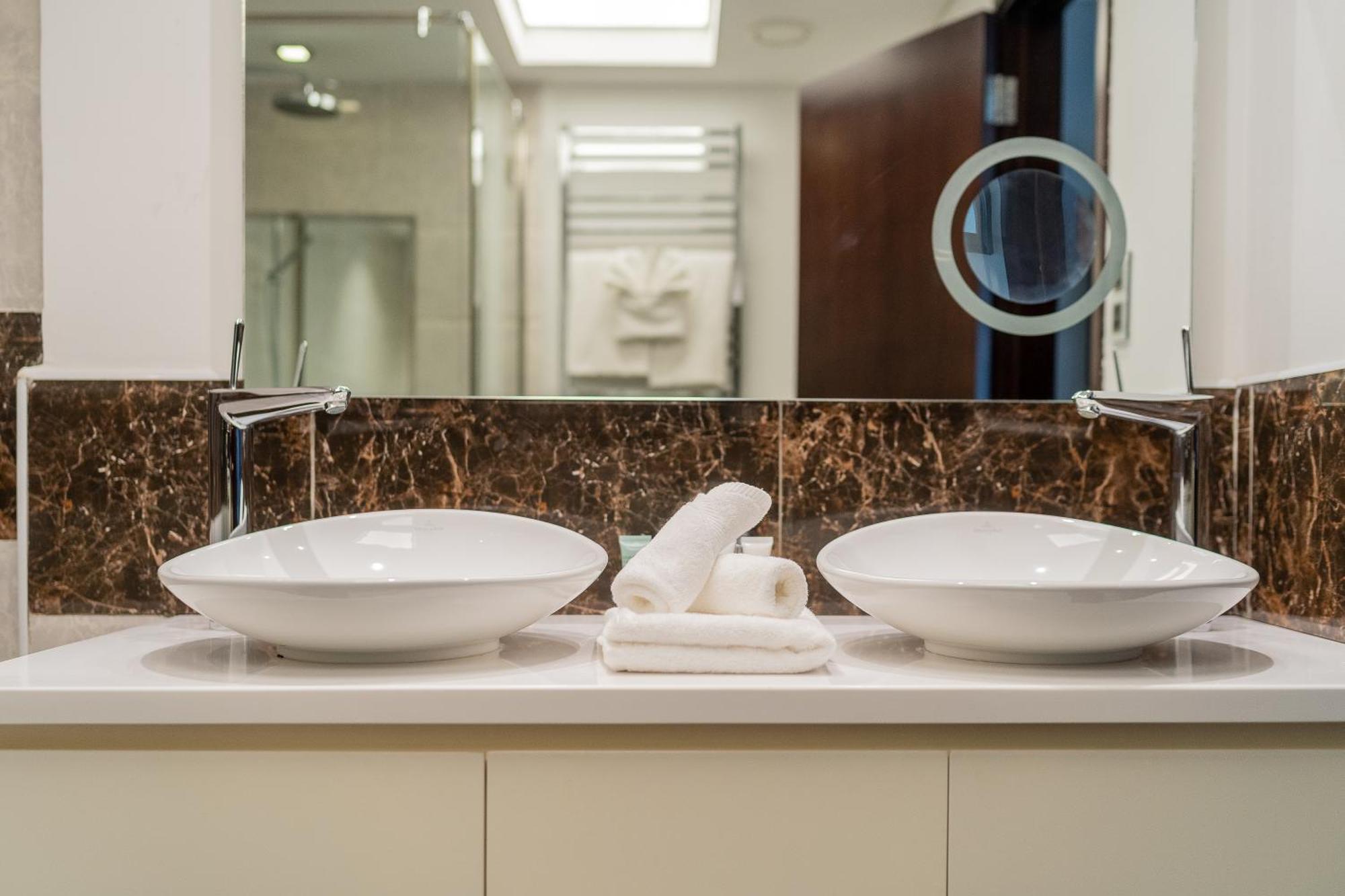 Apartment Bellavista 29 Boulevard 1 Bedroom With Extra Bedroom Partial Fountain Views *
