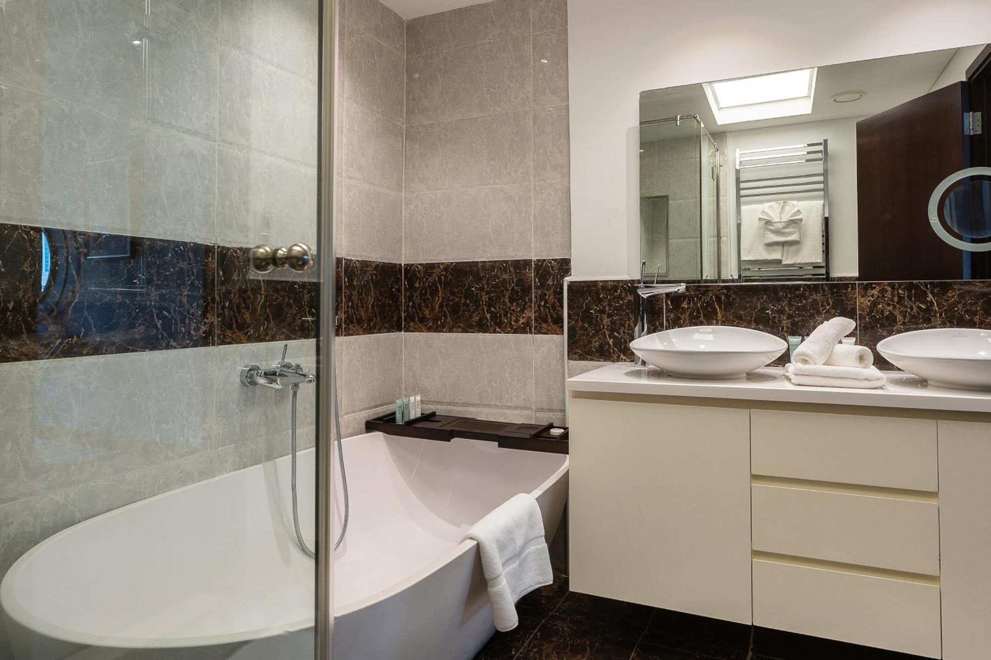 Apartment Bellavista 29 Boulevard 1 Bedroom With Extra Bedroom Partial Fountain Views