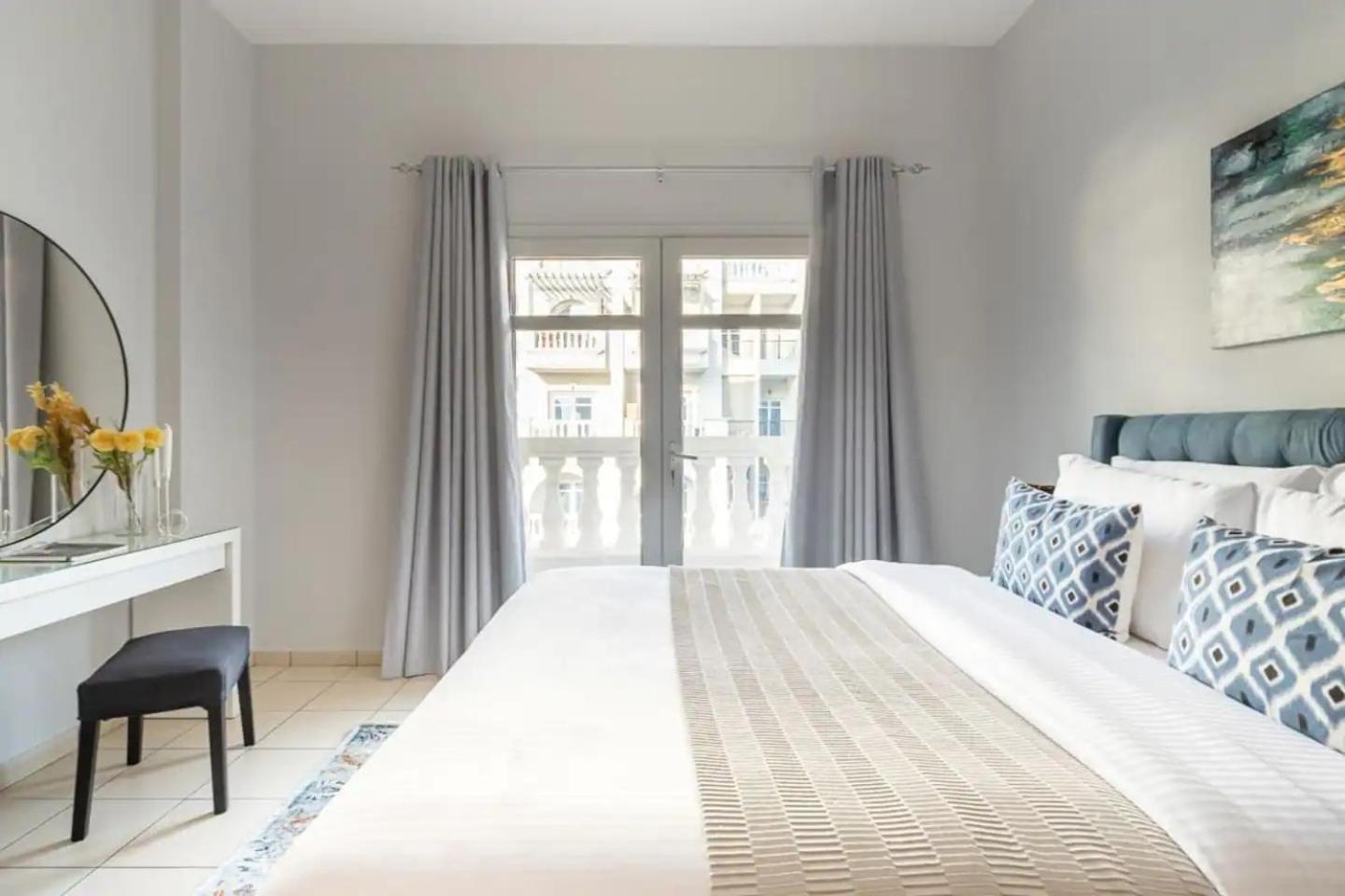 Contemporary 2br W/ Maid's At Jvc Apartamento *
