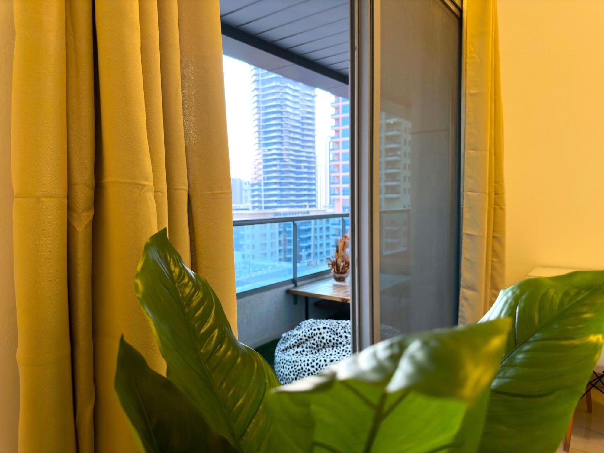 Apartment Luxury & Centric Flat With Balcony Views In Marina Dubai