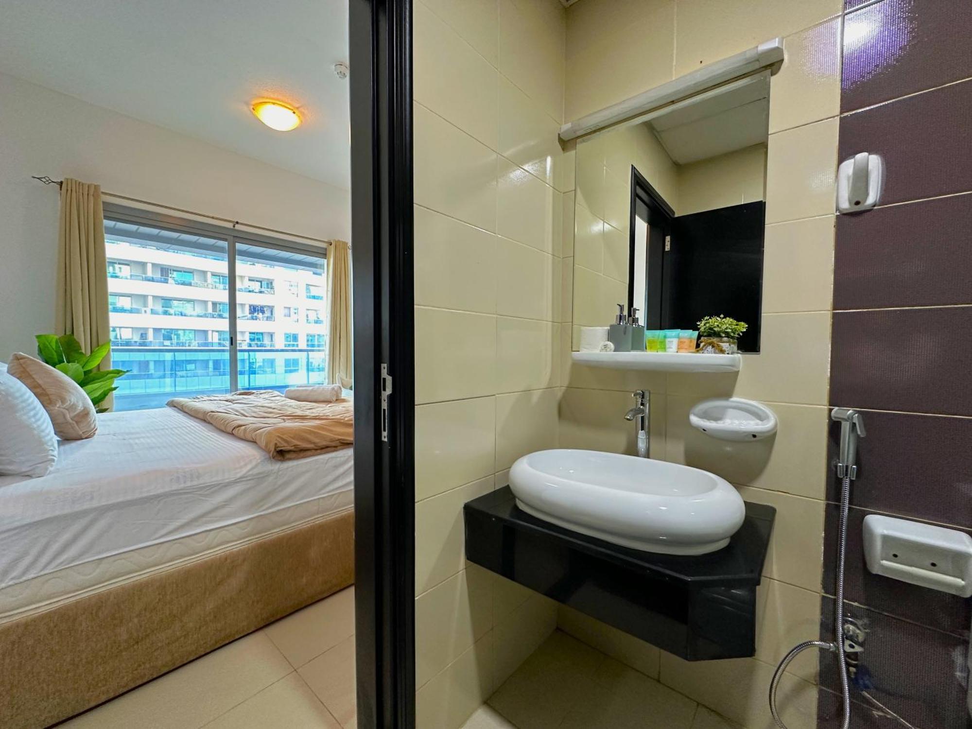 Apartment Luxury & Centric Flat With Balcony Views In Marina Dubai