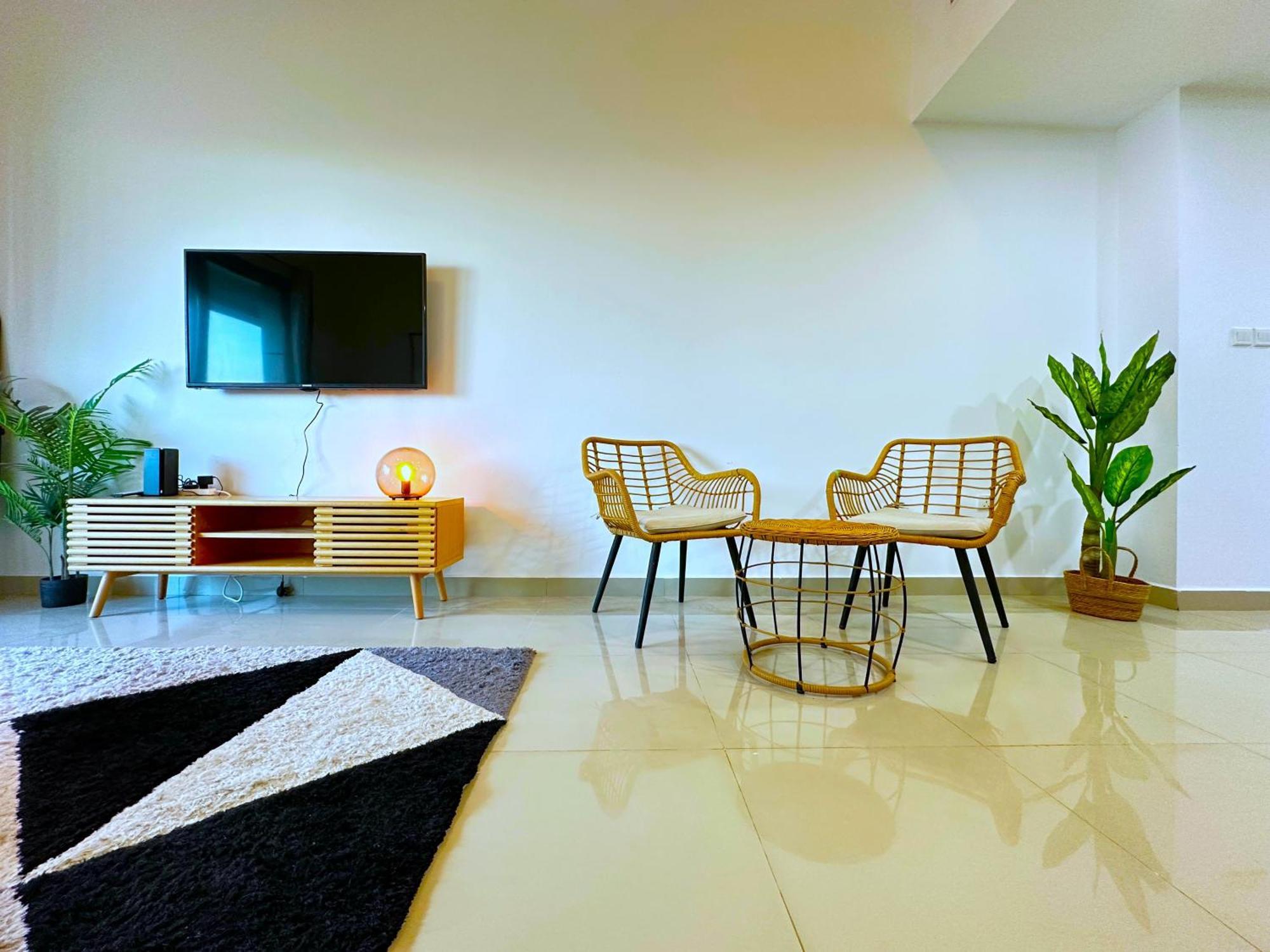 Luxury & Centric Flat With Balcony Views In Marina