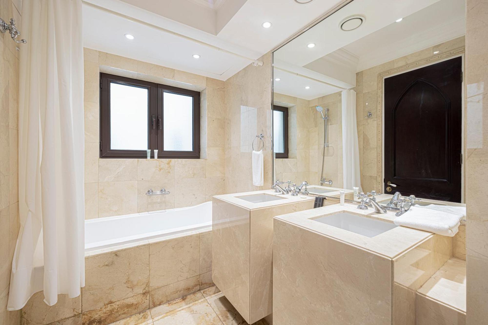 Luxurious Unique 2 Bed With Private Jacuzzi & Garden - Connected To Souk Al Bahar - Mall Apartamento Dubai