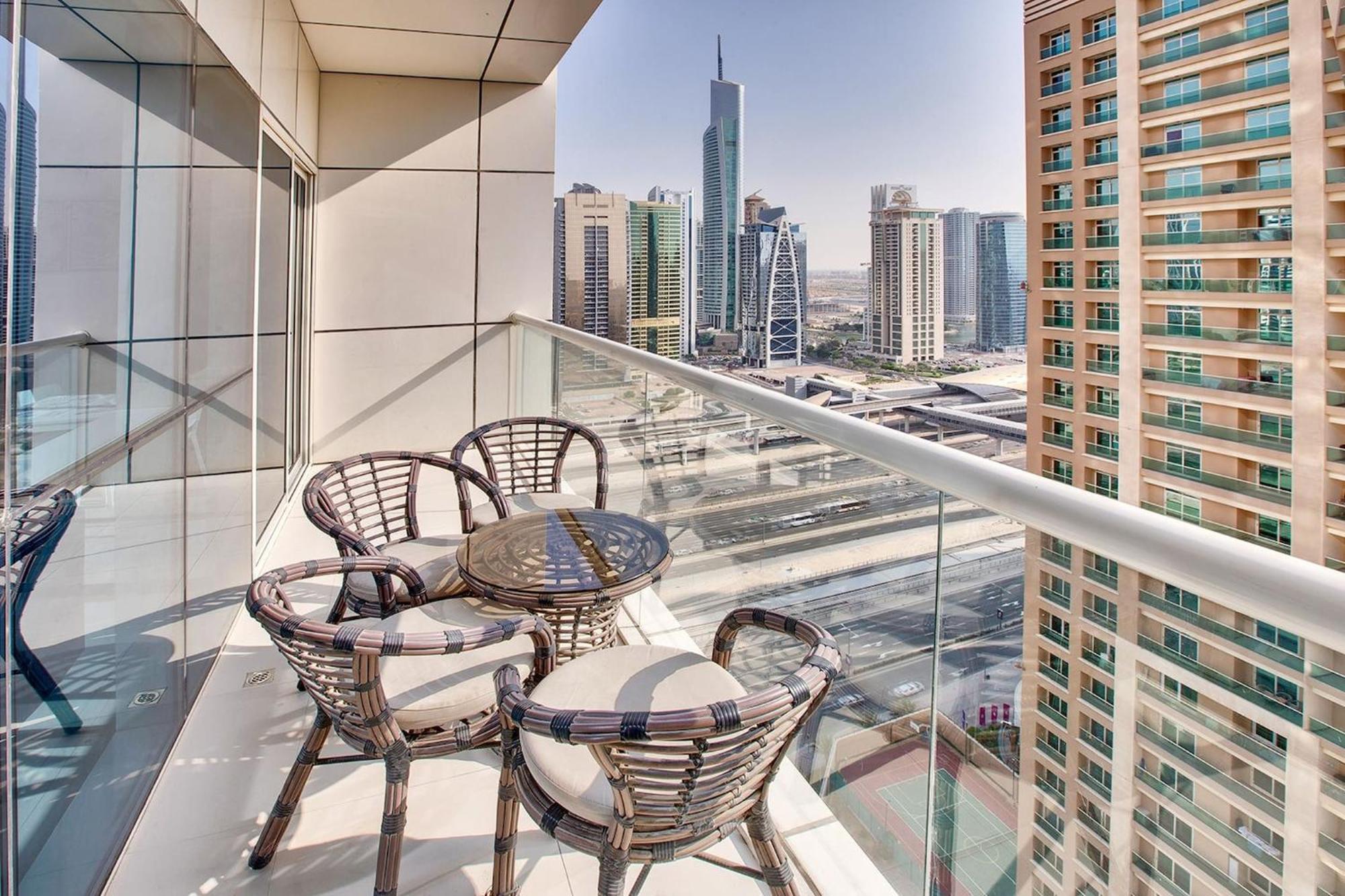 New Stylish 1 Bd In West Avenue Marina Daire Dubai