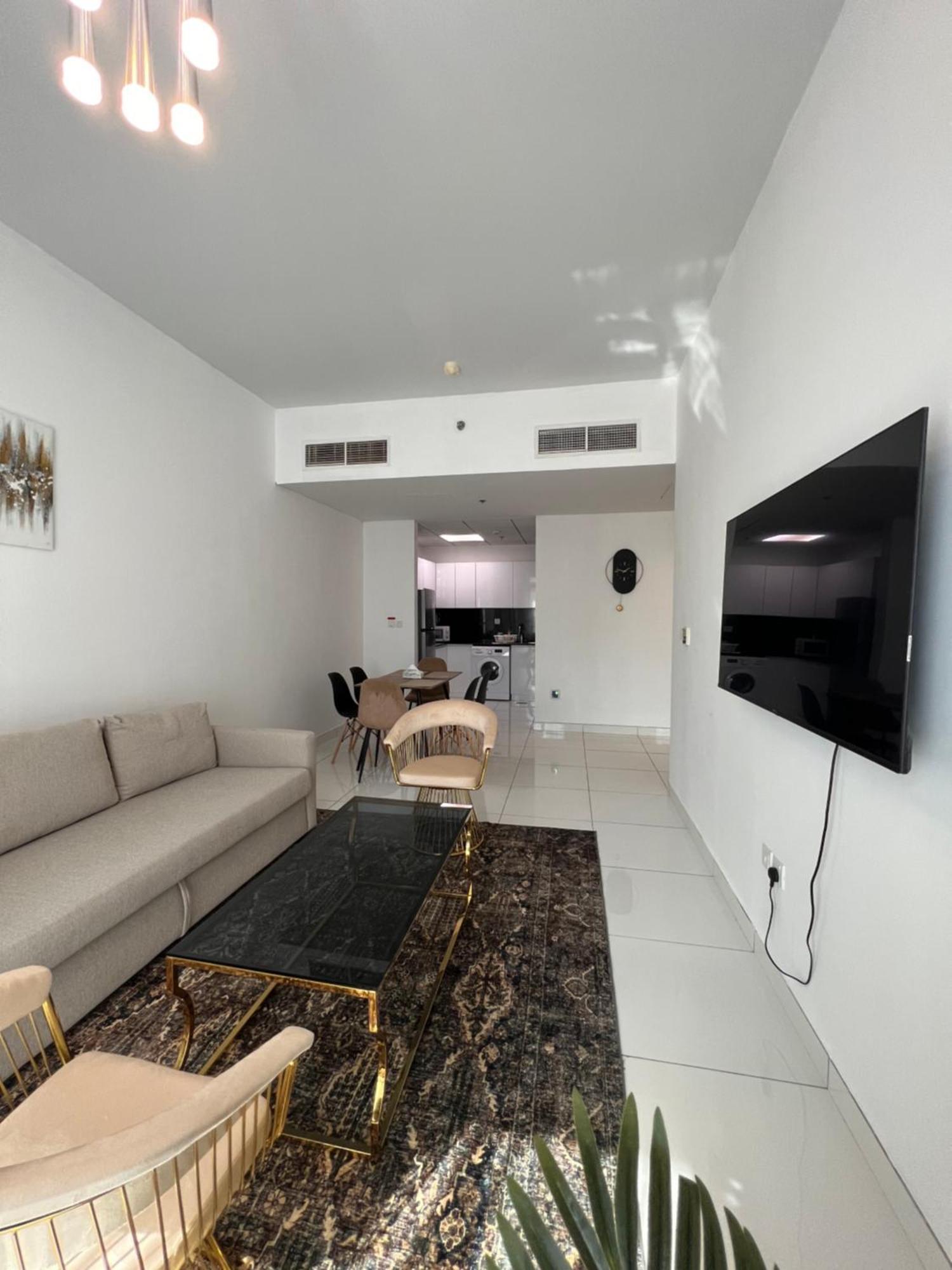 One Bed In Plazzo Heights Jvc Apartment *