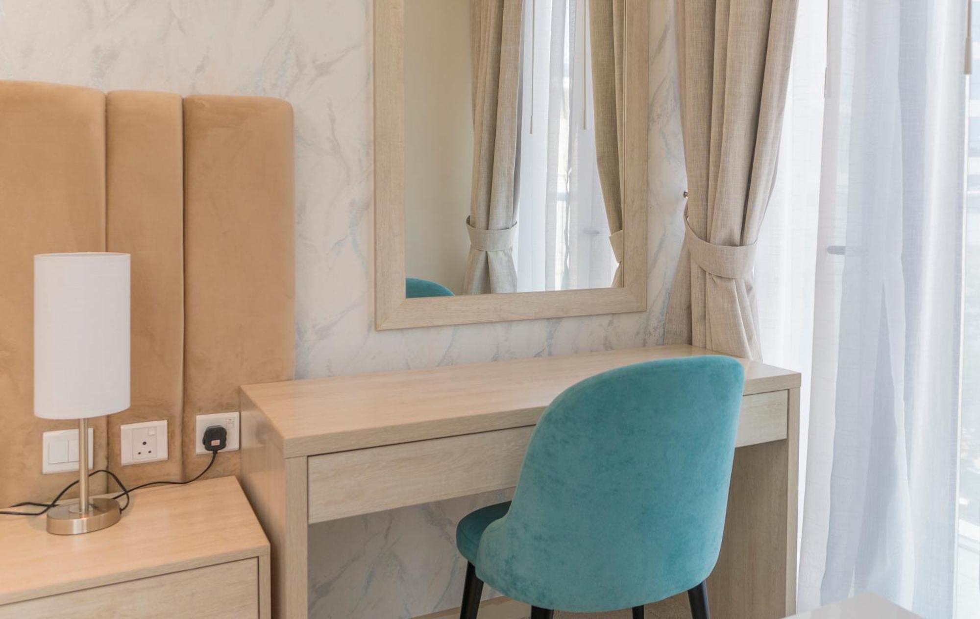 With Private Access At Palm Jumeirah Apartment Dubai
