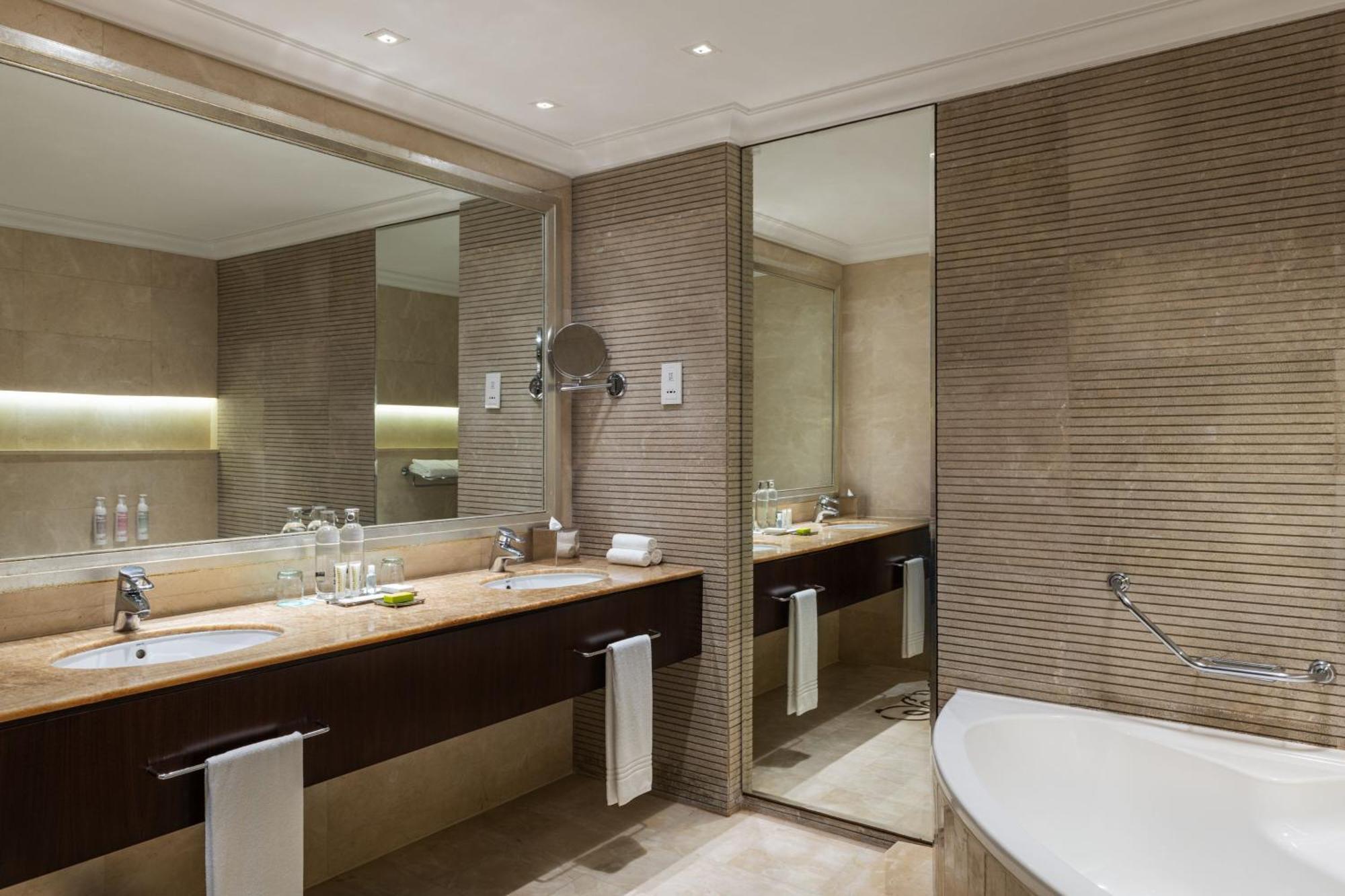 Le Meridien Mina Seyahi Beach & Waterpark Resort