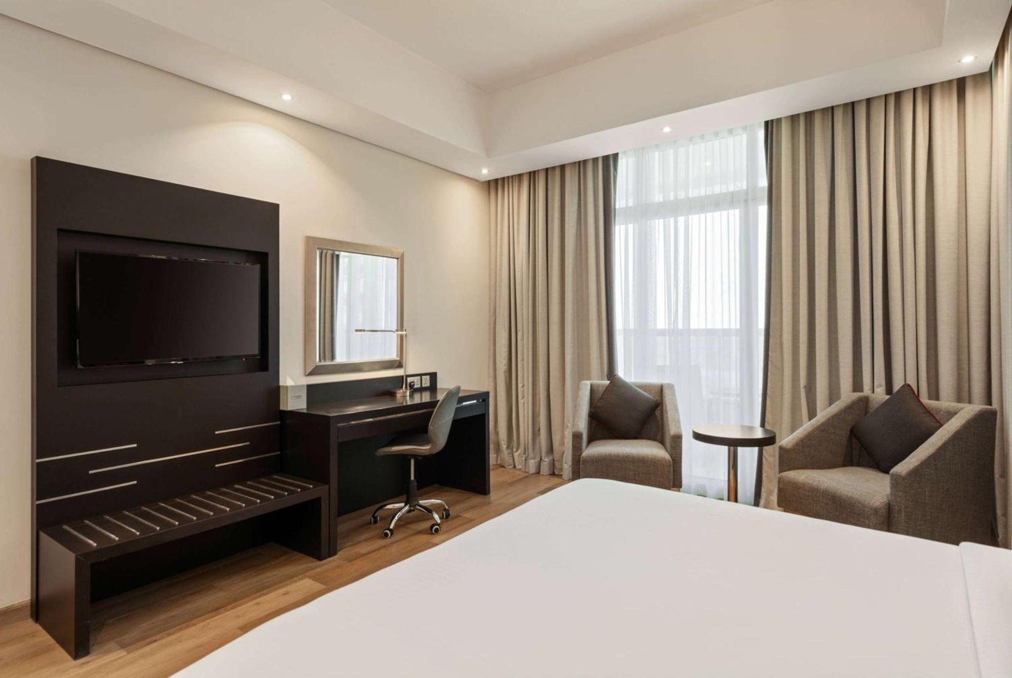 Ramada By Wyndham Barsha Heights Hotel 4*