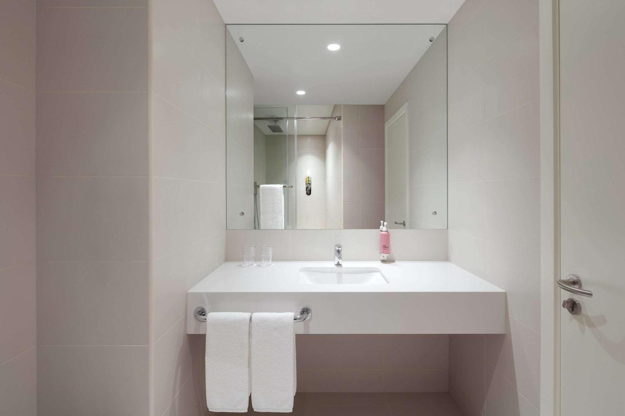 Rove Centre, Deira Hotel