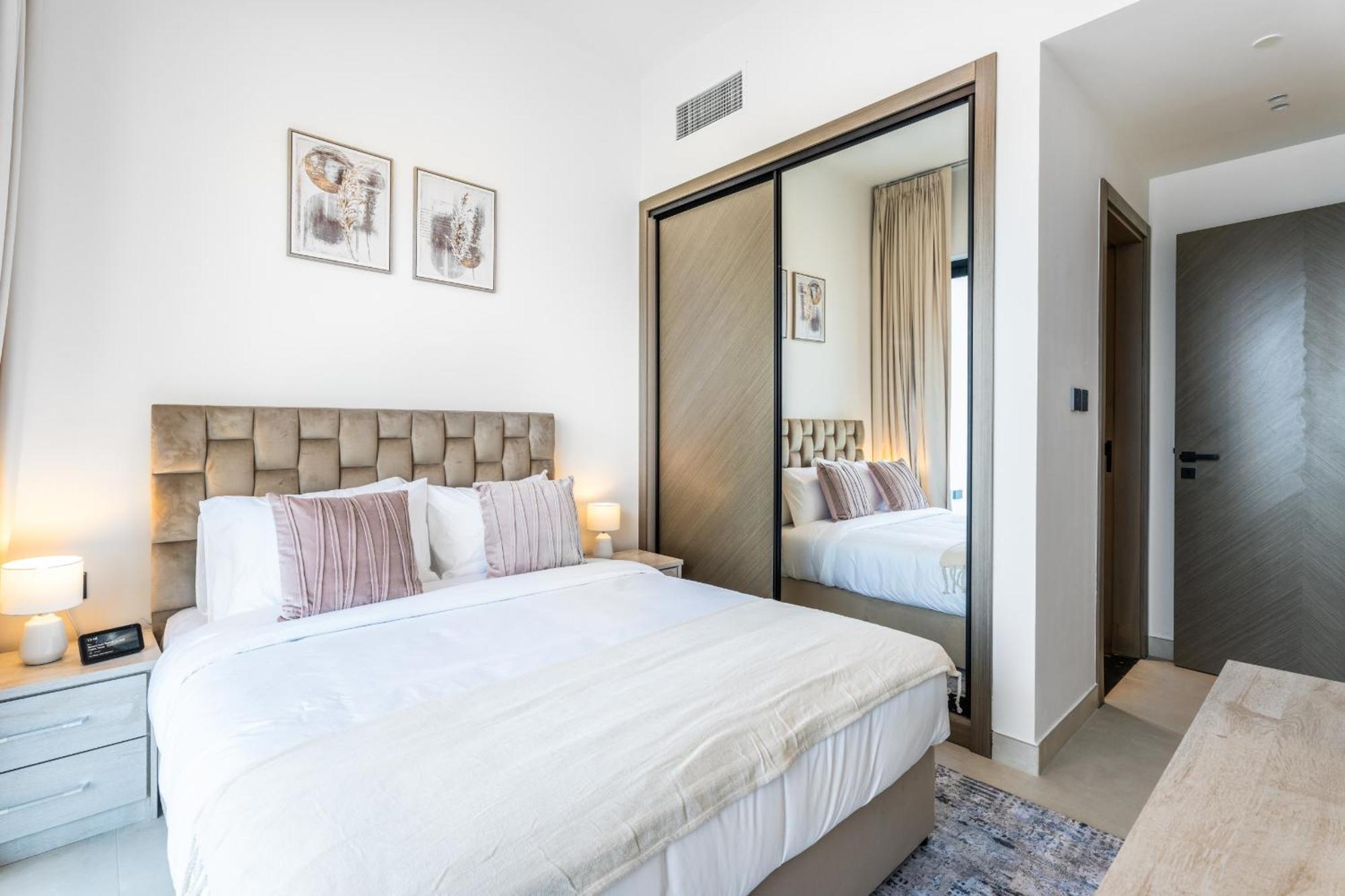 Easygo - Binghatti Canal Burj Khalifa View 1 Bedroom Dubai