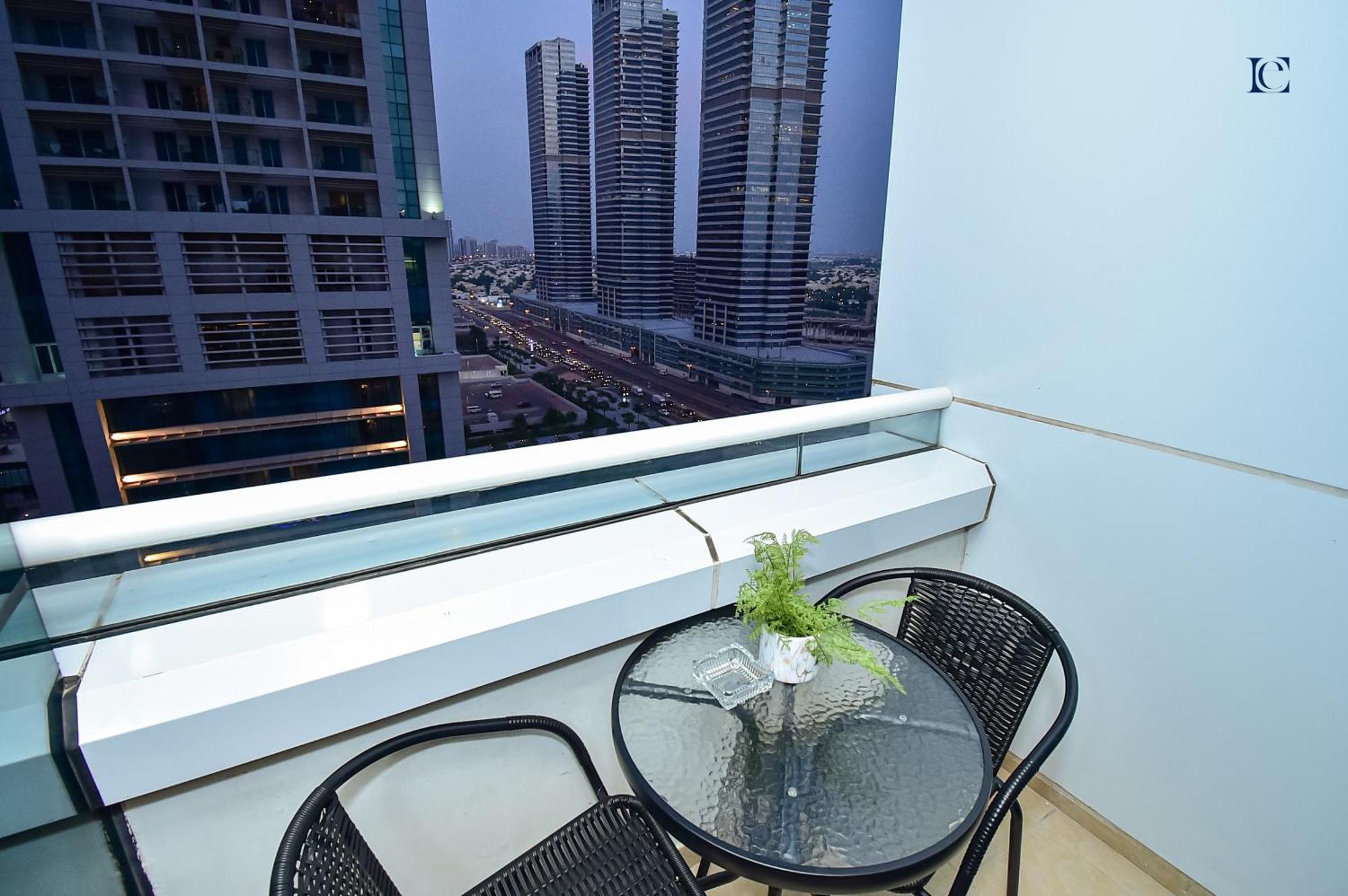 Luxury Escapes - Cozy With Balcony Near Metro - Goldcrest 2 Jlt Apartment Dubai