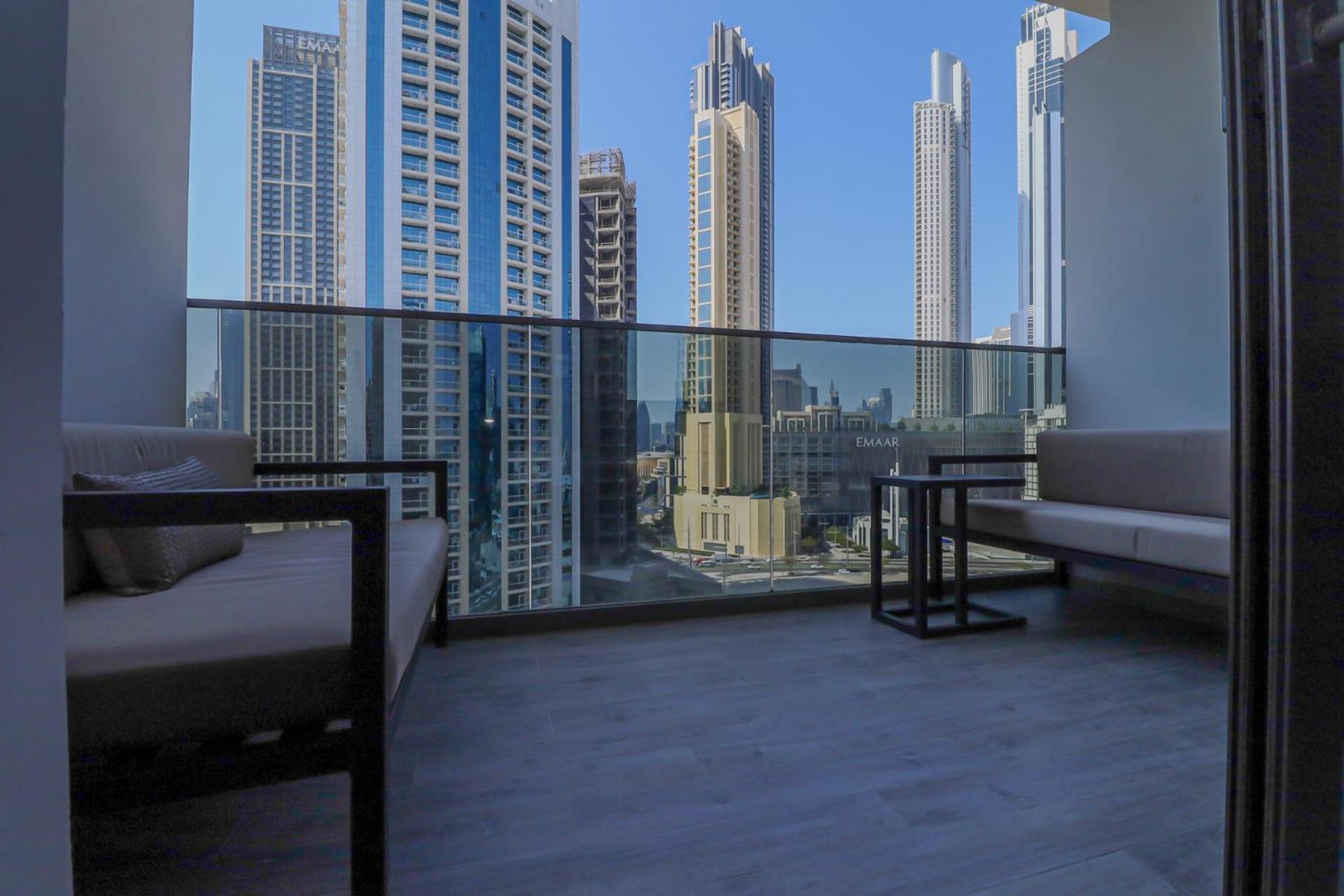 Chic With Balcony 5 Mins Walk To Mall Apartamento