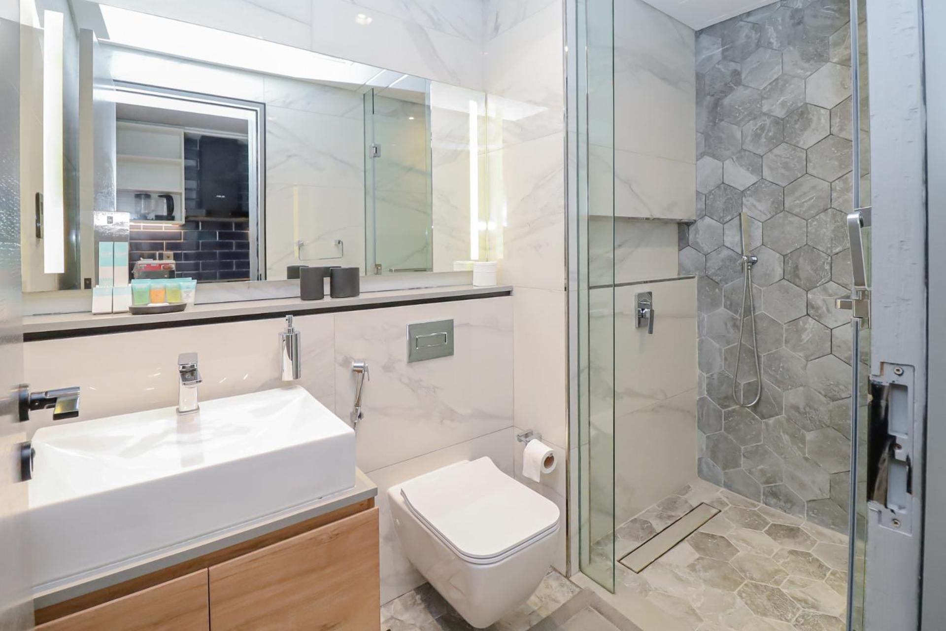 Chic With Balcony 5 Mins Walk To Mall Apartamento