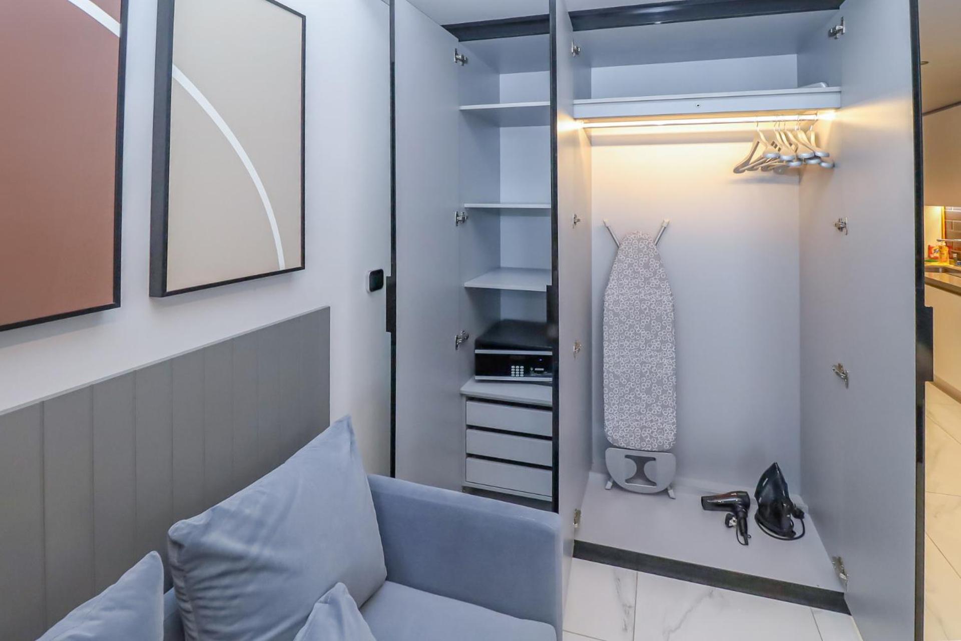 Chic With Balcony 5 Mins Walk To Mall Apartamento
