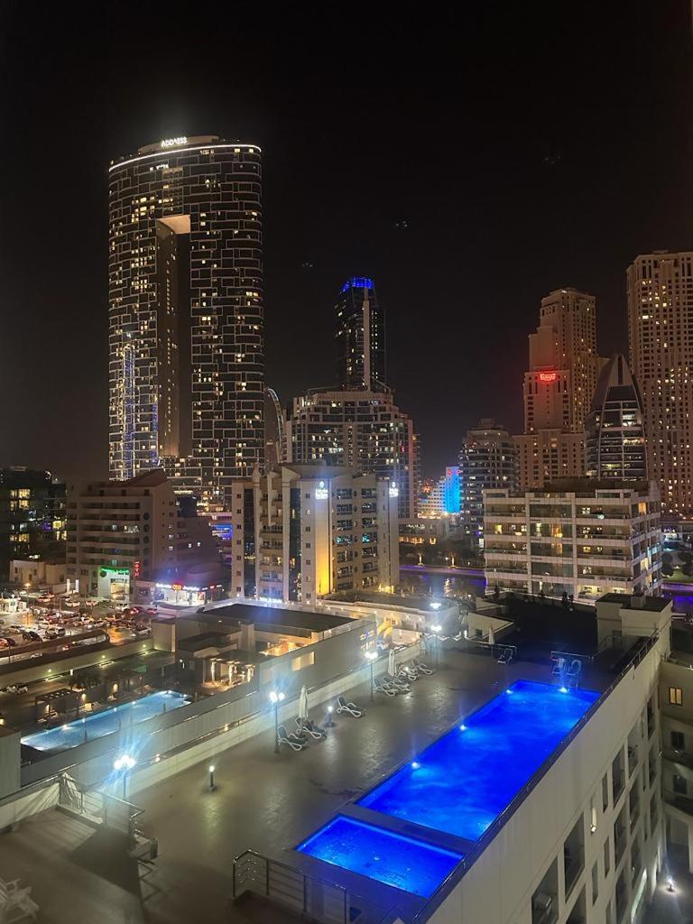 Daire Success Luxury - 5 Min Away Marina Corniche - Free Housekeeping Provided Everyday-24-7 Staff Available For Services *