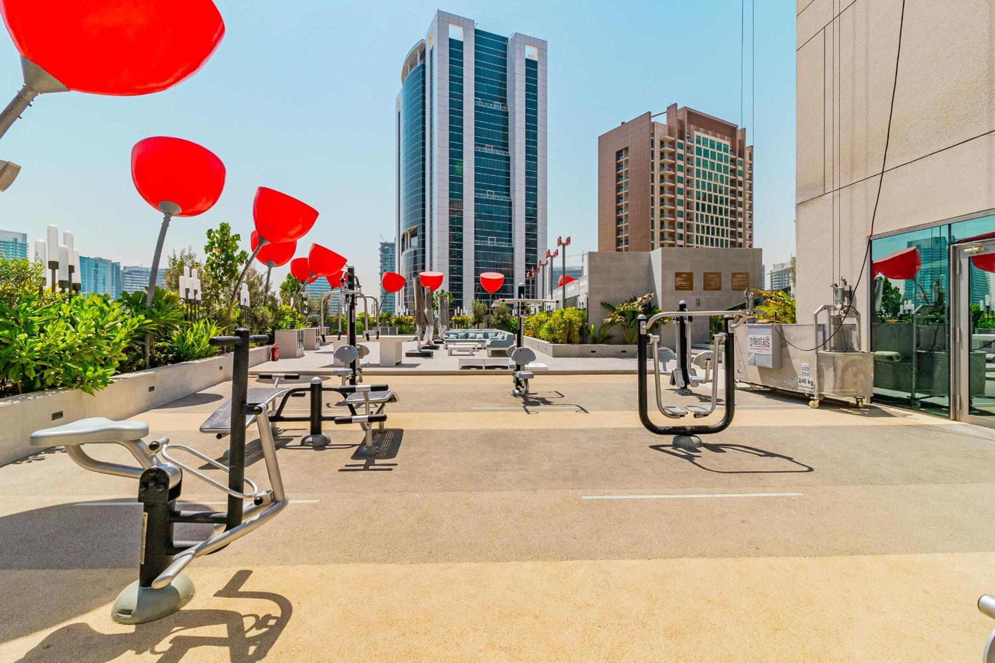 Apartamento Chic With Balcony 5 Mins Walk To Mall Dubai