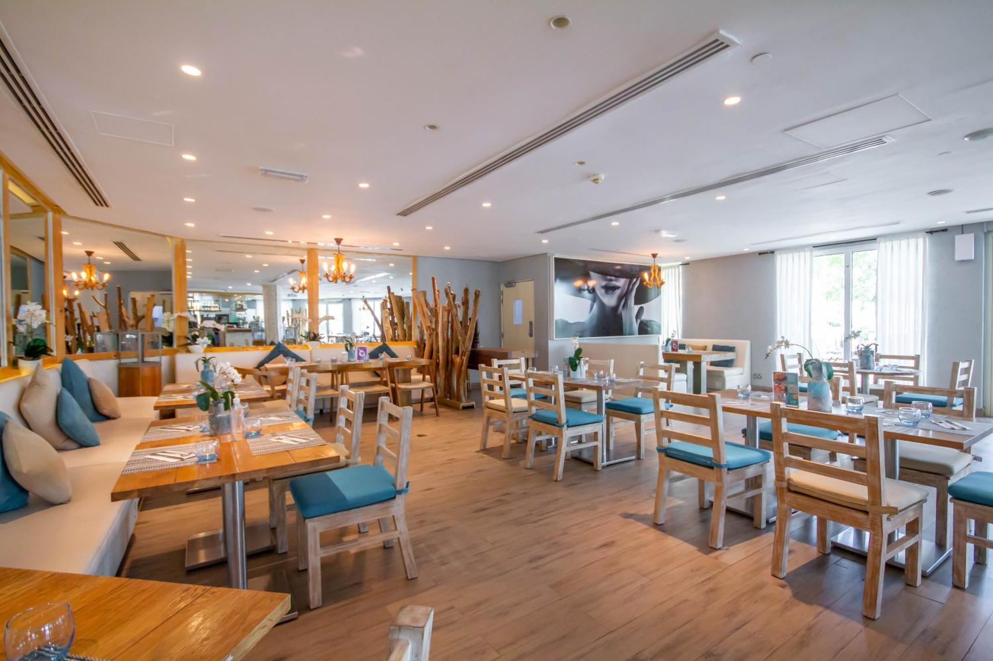 Bespoke Homes - Palm Jumeirah- 1 Bedroom Sea View With Pool & Access, Al Haseer Apartment *