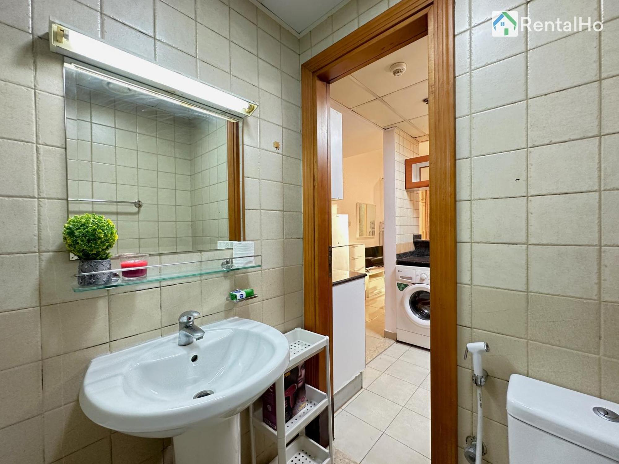 Quiet With Balcony And Roof Pool In Marina Apartment Dubai