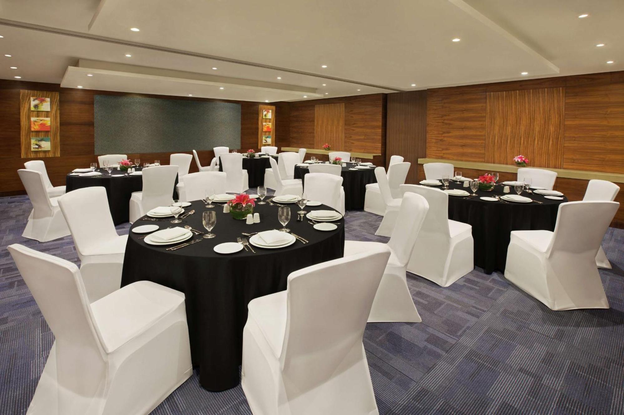 Doubletree By Hilton And Residences - Al Barsha 4*