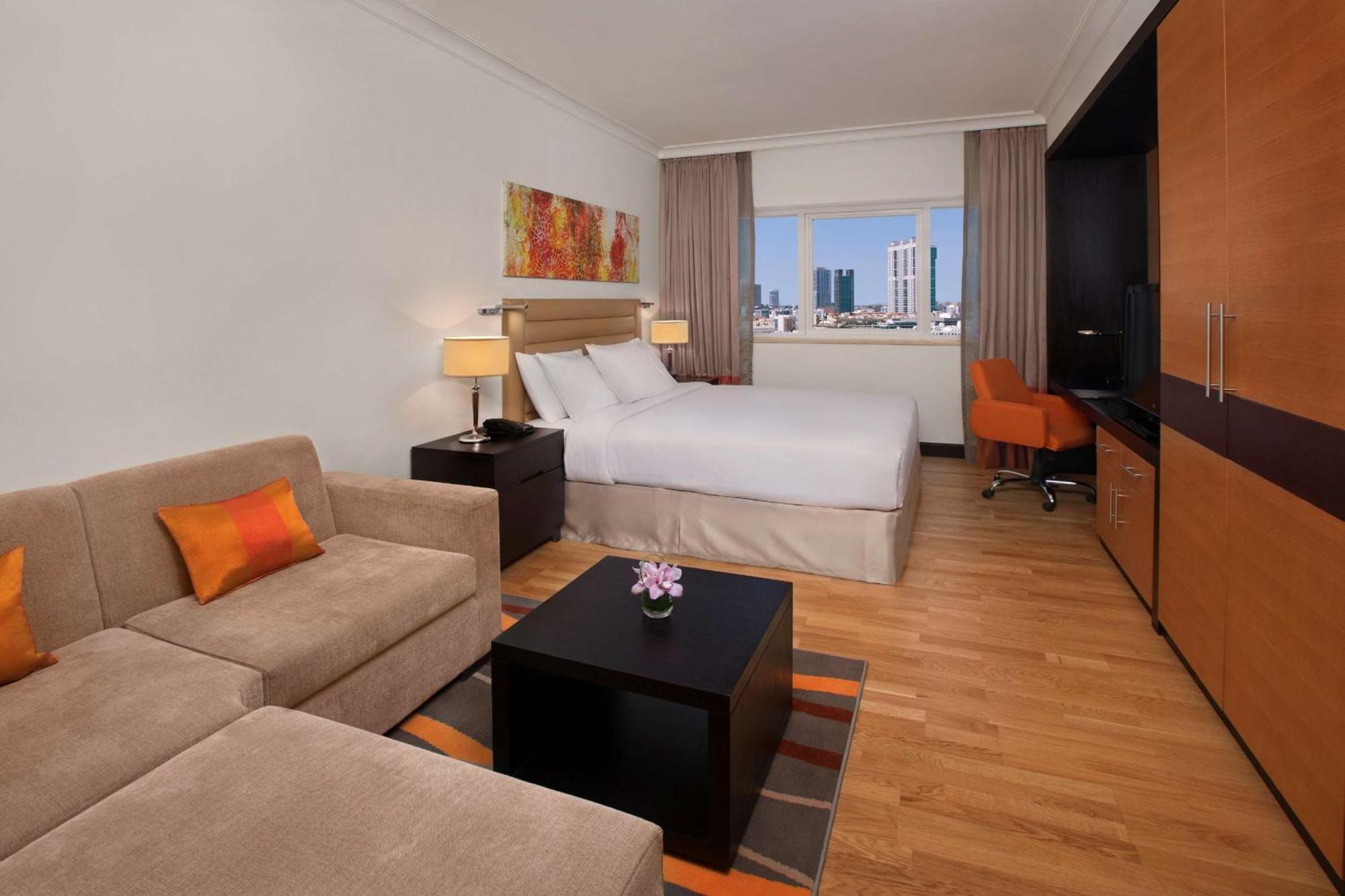 Doubletree By Hilton And Residences - Al Barsha 4*