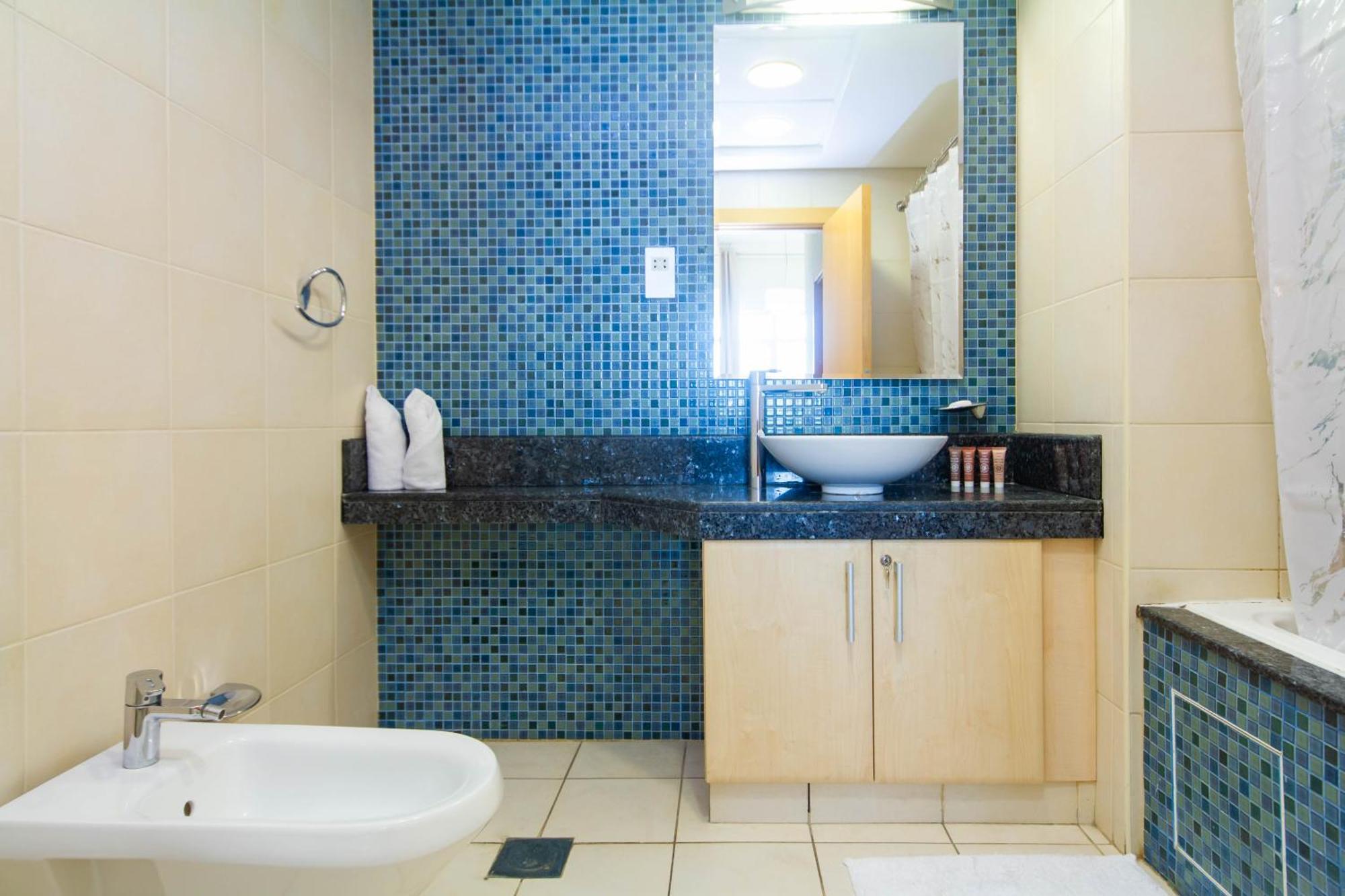 Bespoke Homes - Palm Jumeirah- 1 Bedroom Sea View With Pool & Access, Al Haseer Apartment *