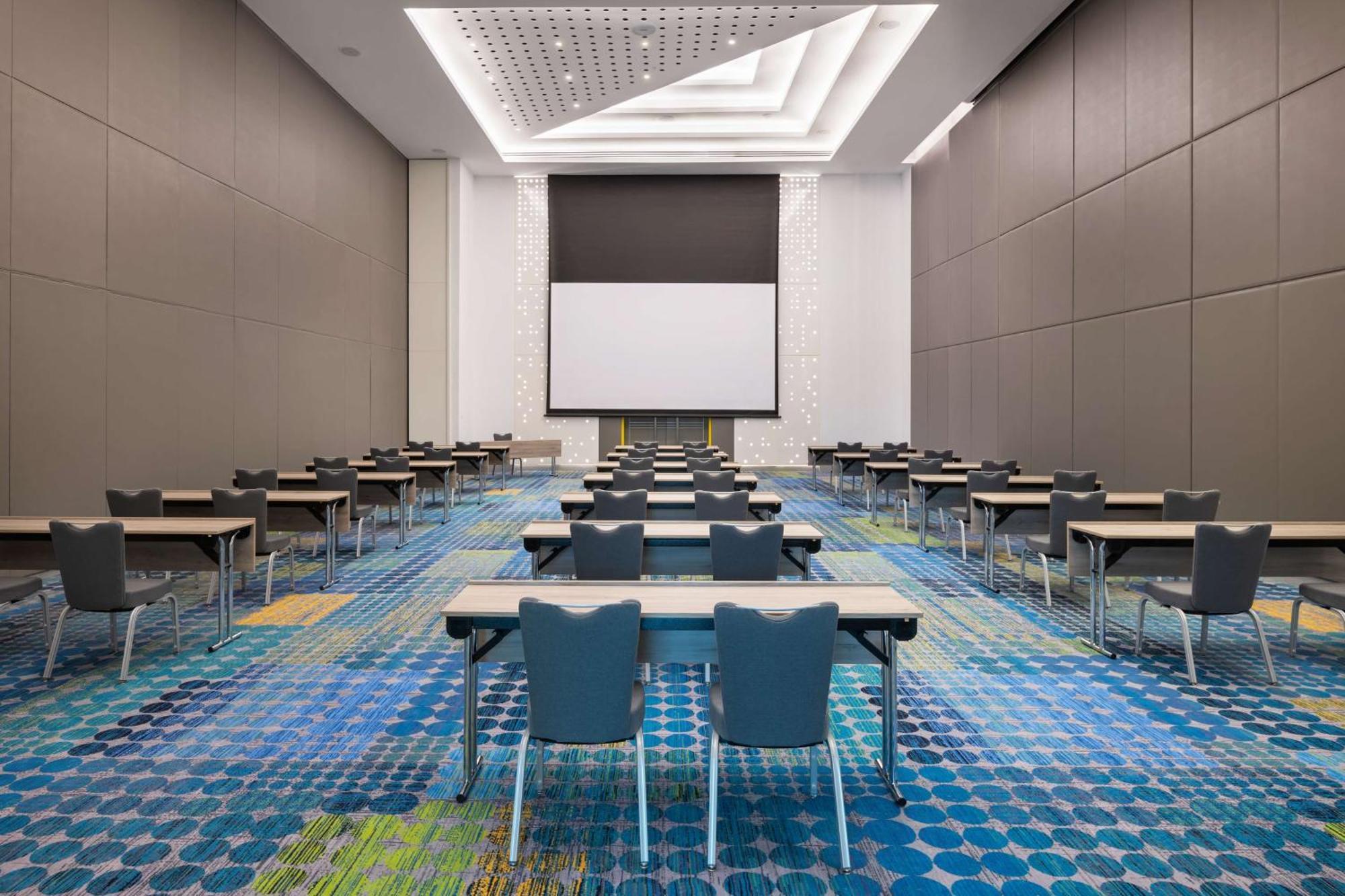 Hotel Radisson Red Silicon Oasis 4*