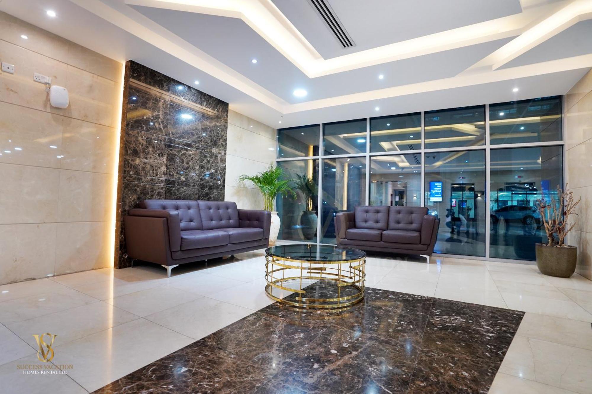Daire Success Luxury - 5 Min Away Marina Corniche - Free Housekeeping Provided Everyday-24-7 Staff Available For Services *