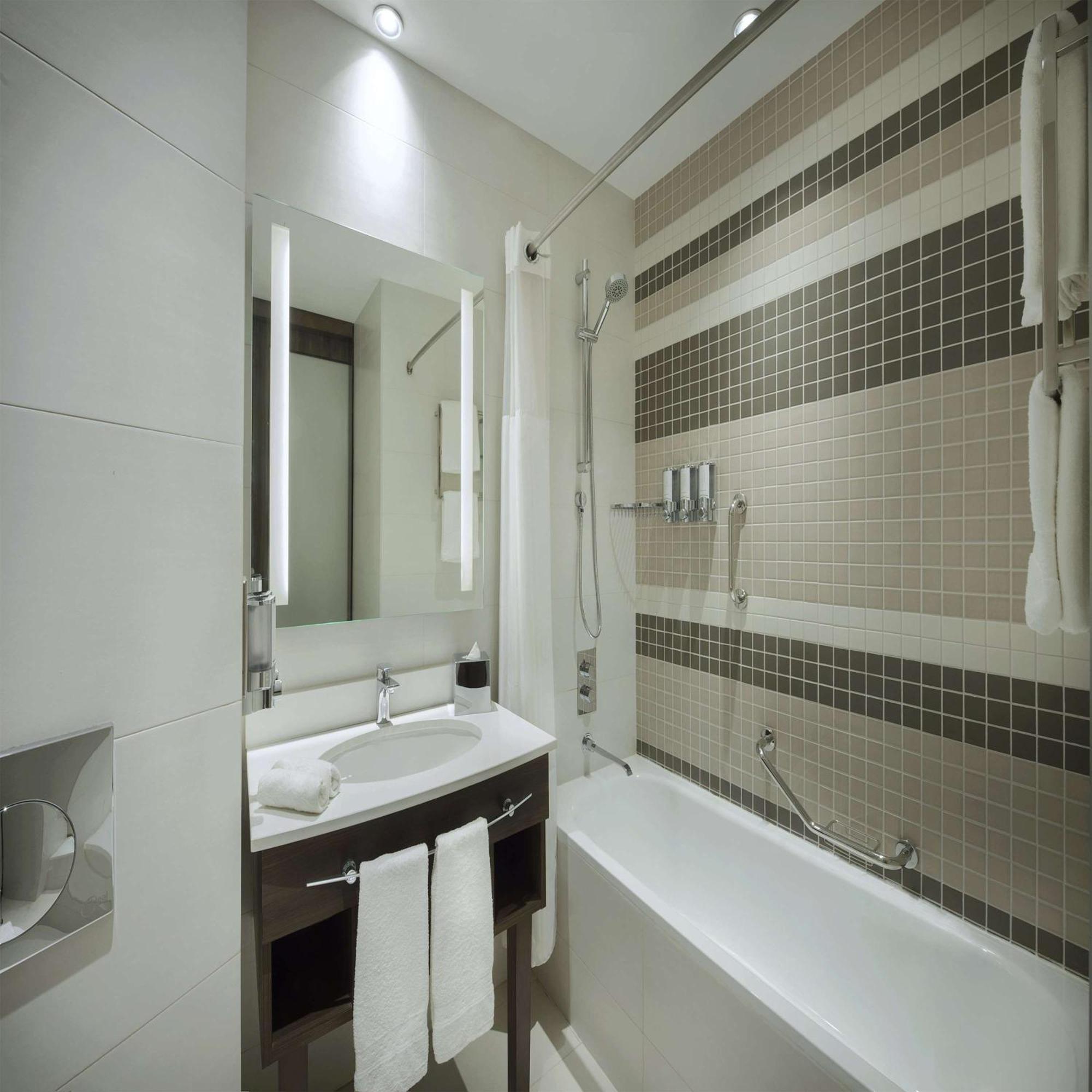 Otel Hampton By Hilton Airport