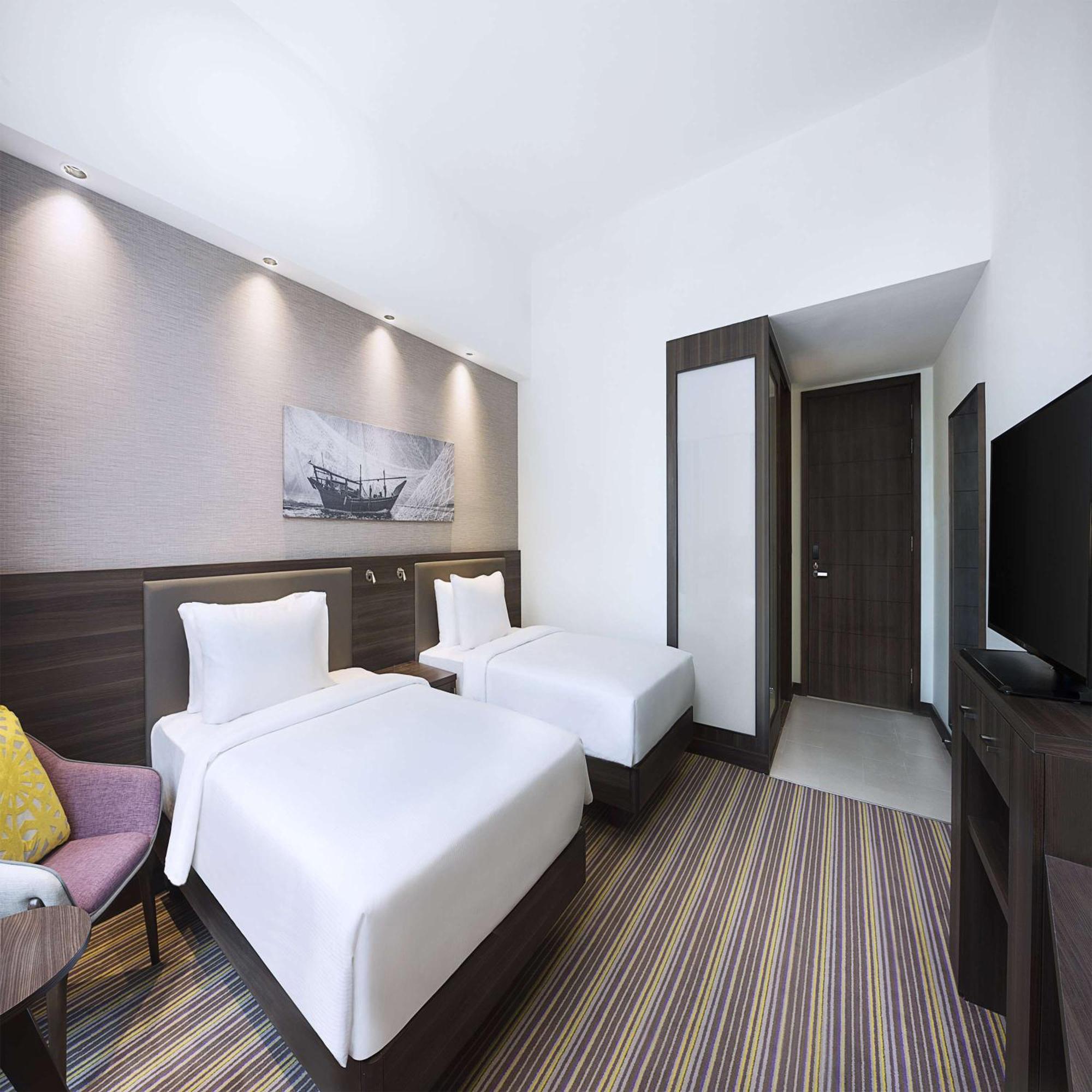 Hampton By Hilton Airport Otel