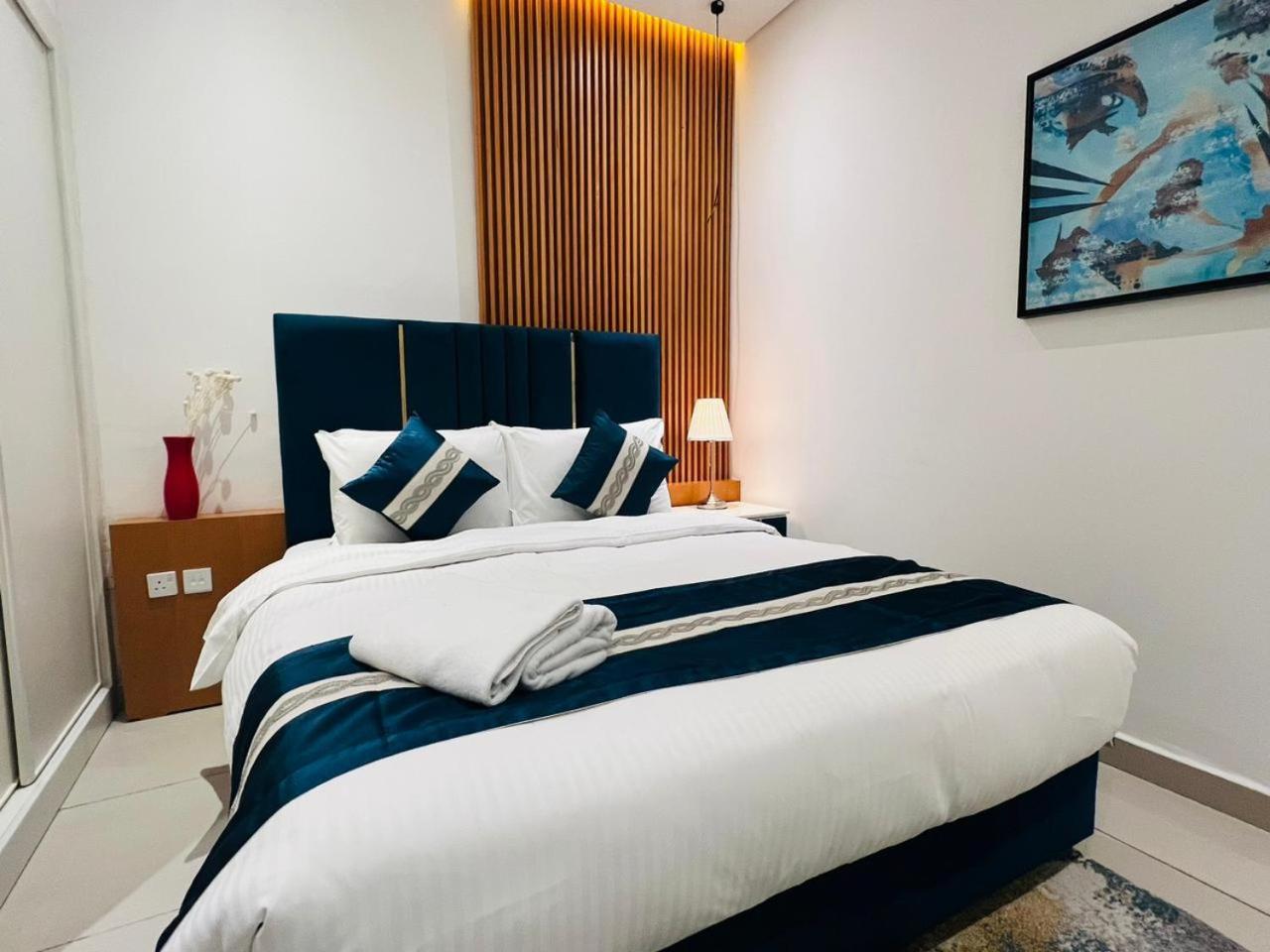 High Floor With Skyline & Burj Khalifa View 3 Bedroom Unit Marina Apartment