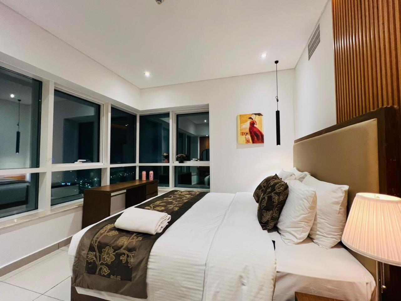 Apartment High Floor With Skyline & Burj Khalifa View 3 Bedroom Unit Marina