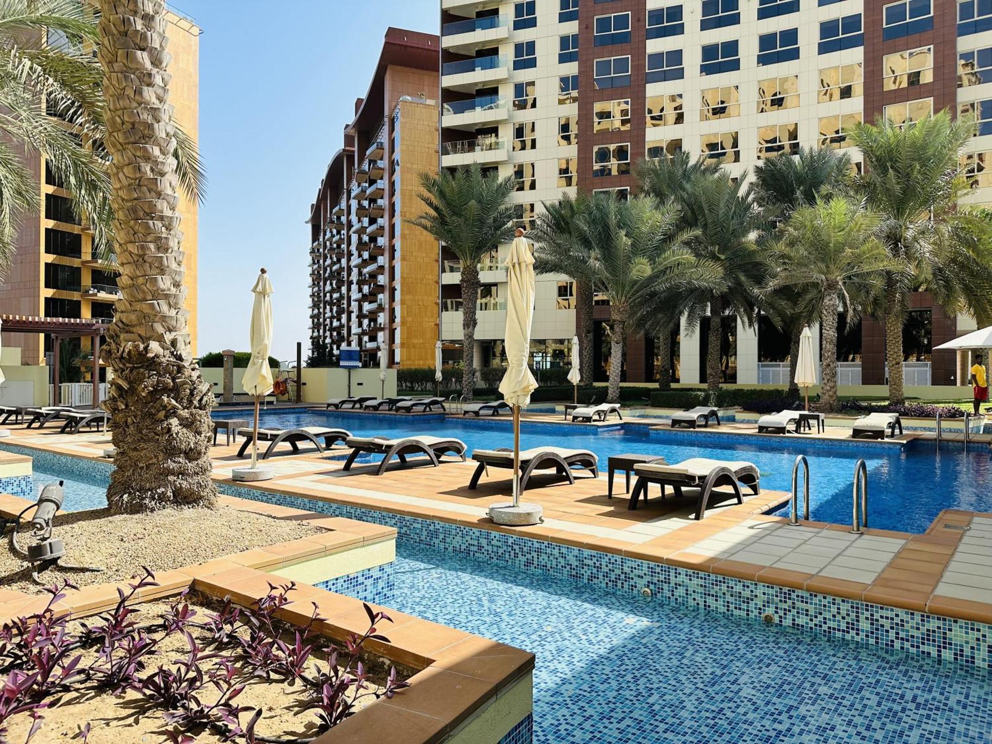 Elegant 2br Palm Jumeirah Apt With Pool Access Dubai