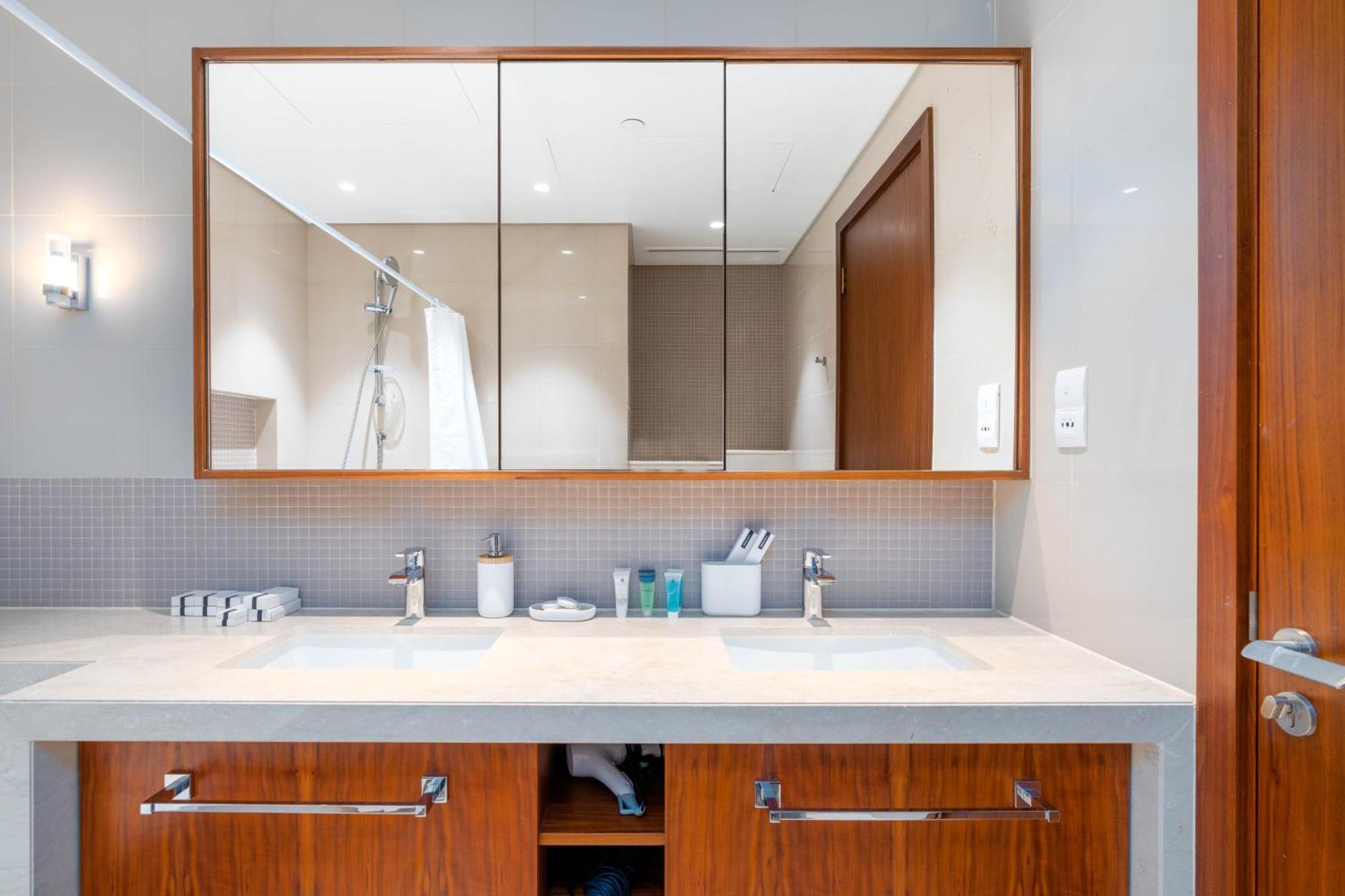 Daire Unified Vacation Homes-1 Bed Apt With Stunning View-high Floor-free Pool Gym Dubai