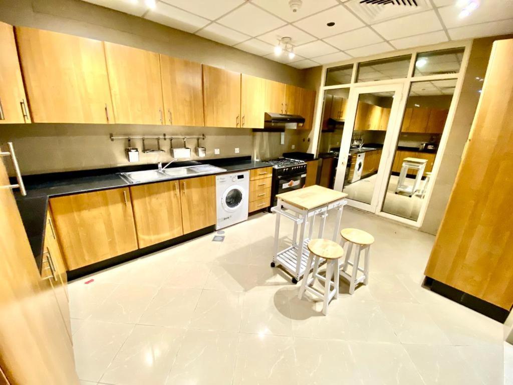 Big For ' Girls ' Only At Dubai, Marina Homestay