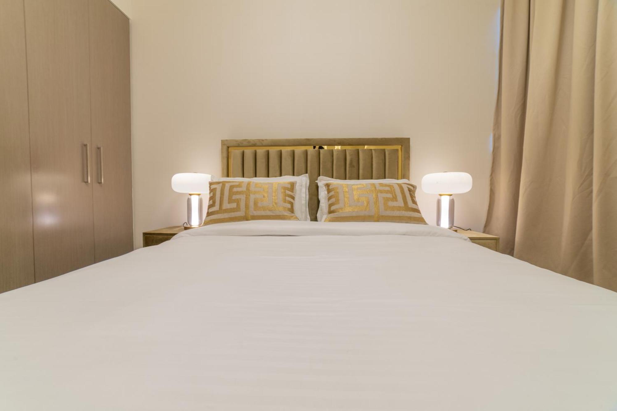 First Class 2br With Full Boulevard View Apartment *