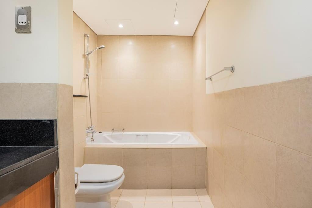 Spacious Place Near Mall, Fountains & Burj Khalifa