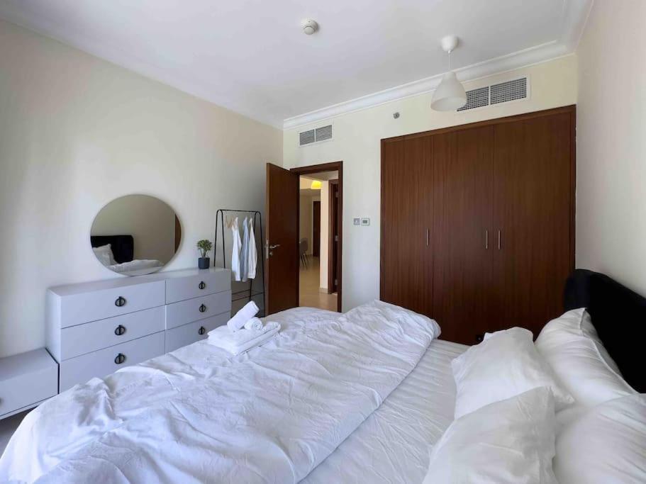Spacious Place Near Mall, Fountains & Burj Khalifa * Dubai