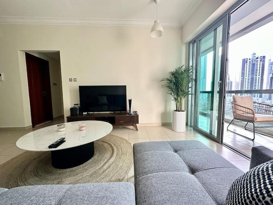 Spacious Place Near Mall, Fountains & Burj Khalifa Apartamento Dubai