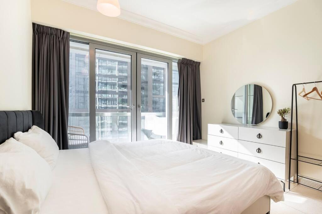 Spacious Place Near Mall, Fountains & Burj Khalifa Apartamento