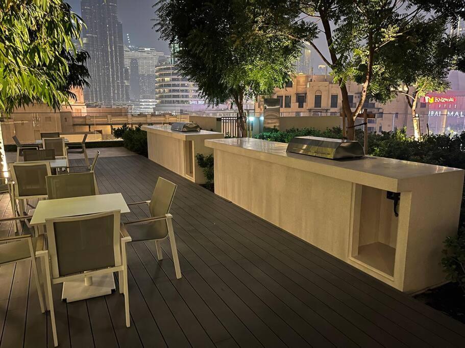 Apartment Ultimate / Amazing Burj Khalifa Views / 5 Min Walk From Mall / 6 People