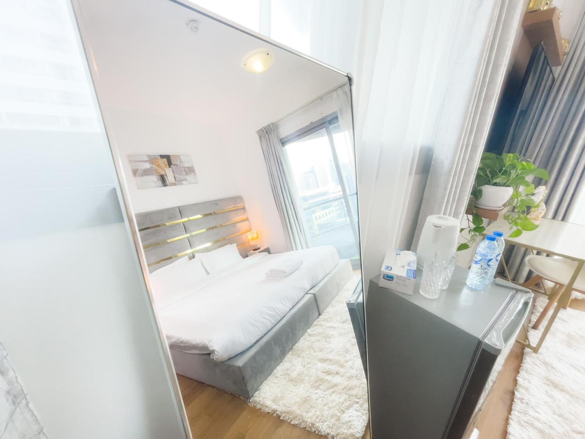 Luxury With Marina View Close To Jbr And Metro With Shared Kitchen Dubai
