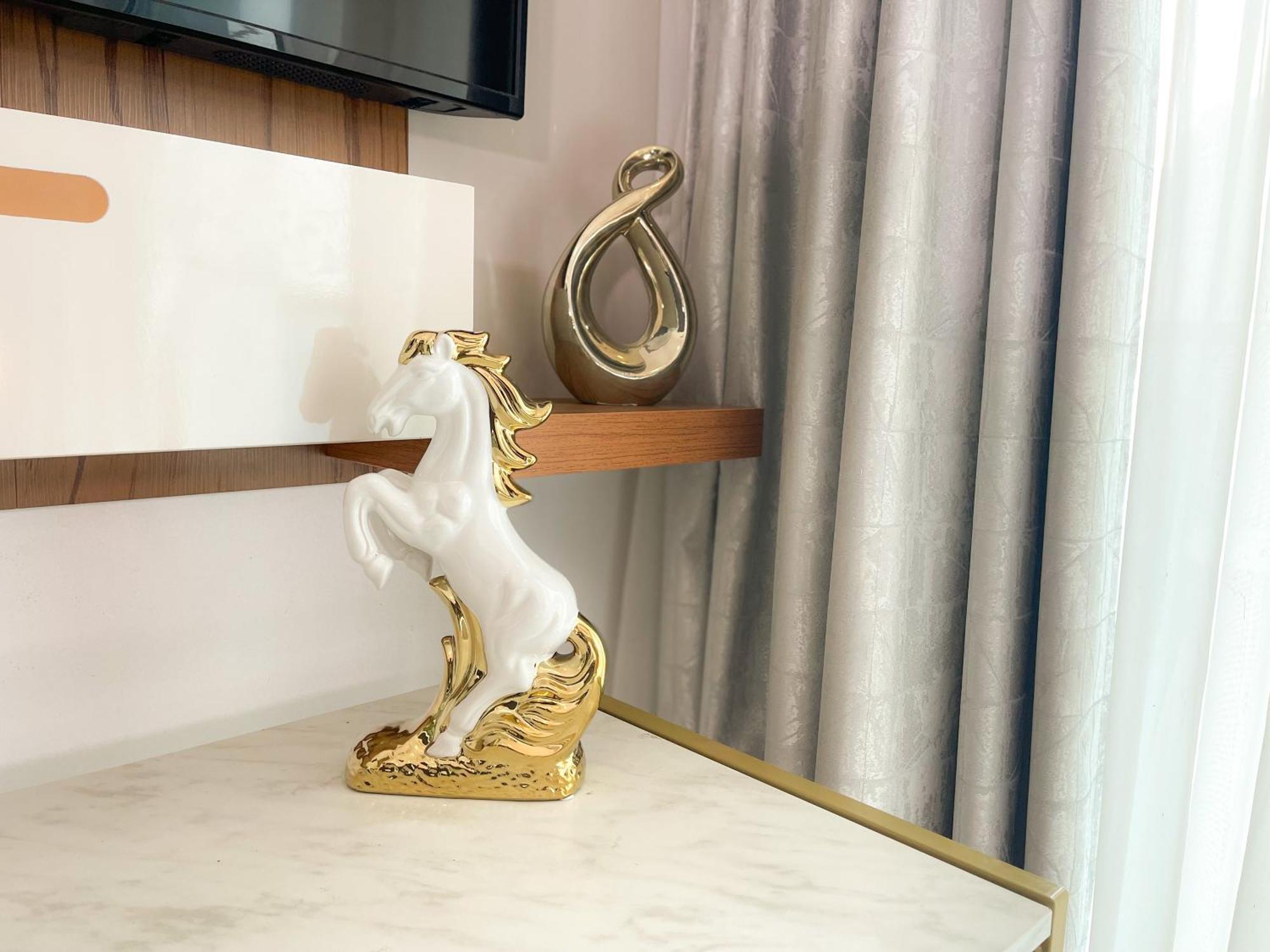 Luxury With Marina View Close To Jbr And Metro With Shared Kitchen Dubai